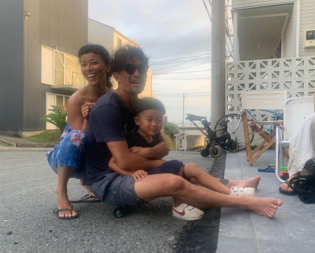 渋木さやかのインスタグラム：「「生理」とか「結婚」とか「離婚」とか「出産」とか「子育て」とか「更年期」とか、環境でさえ、女性にとって、ものすごく変化が著しいもので。喜びとストレスを行ったり来たり。 ⠀ ⠀ なんなら、変化せずに丁寧に生きている事を「大丈夫ー？そろそろ考えた方がいいんじゃない？」なんて、言われてしまうこともあったりして。これまたしんどい。 ⠀ ⠀ 私は、晩婚の高齢出産で、産後うつっぽくなったりもしたり、4年たった今もたまにガクーーーンと落ちるときもある。(メールの返信滞る😂)ホルモンもある。ぜったい。 ⠀ ⠀ 「もっと大変な人はいるよ」「原因は自分の中にあるよ」なんてアドバイスもあるけど、ホントに辛いときは、そんな言葉も受け入れられない。いま、自分が辛い気持ちに寄り添うことで、少しずつ癒されて、よーやく視野が広がるんだよね。(私の経験談だけど。) ⠀ ⠀ きっと大丈夫。SNSでだってシェアできたり寄り添ってくれる人だっているし、同じ経験をしていなくても分かろうとしてくれる人もいるよ。そして、一番の理解者は自分であることも忘れずにね。それさえ忘れなければ、「あなたはヘルシーです🤍」ってハンコ押しに行きます。(私が😂) ⠀  って、熱く語ったけど…⠀ どこかで辛くなってる人がいたら元気になって欲しいなぁって思わず書いてしまった。そして、いつも私はそんなヨガクラスやりたいって思ってるんだ。 ⠀  みんな、頑張らなくていいし、前向きなこと言わんでもいい！ がんばろー！おー！(どっちやねん) (でも、夫がなんか買ってくれるのが一番幸せだ。😀✌️) ⠀⠀  #ヨガメモbysaya」