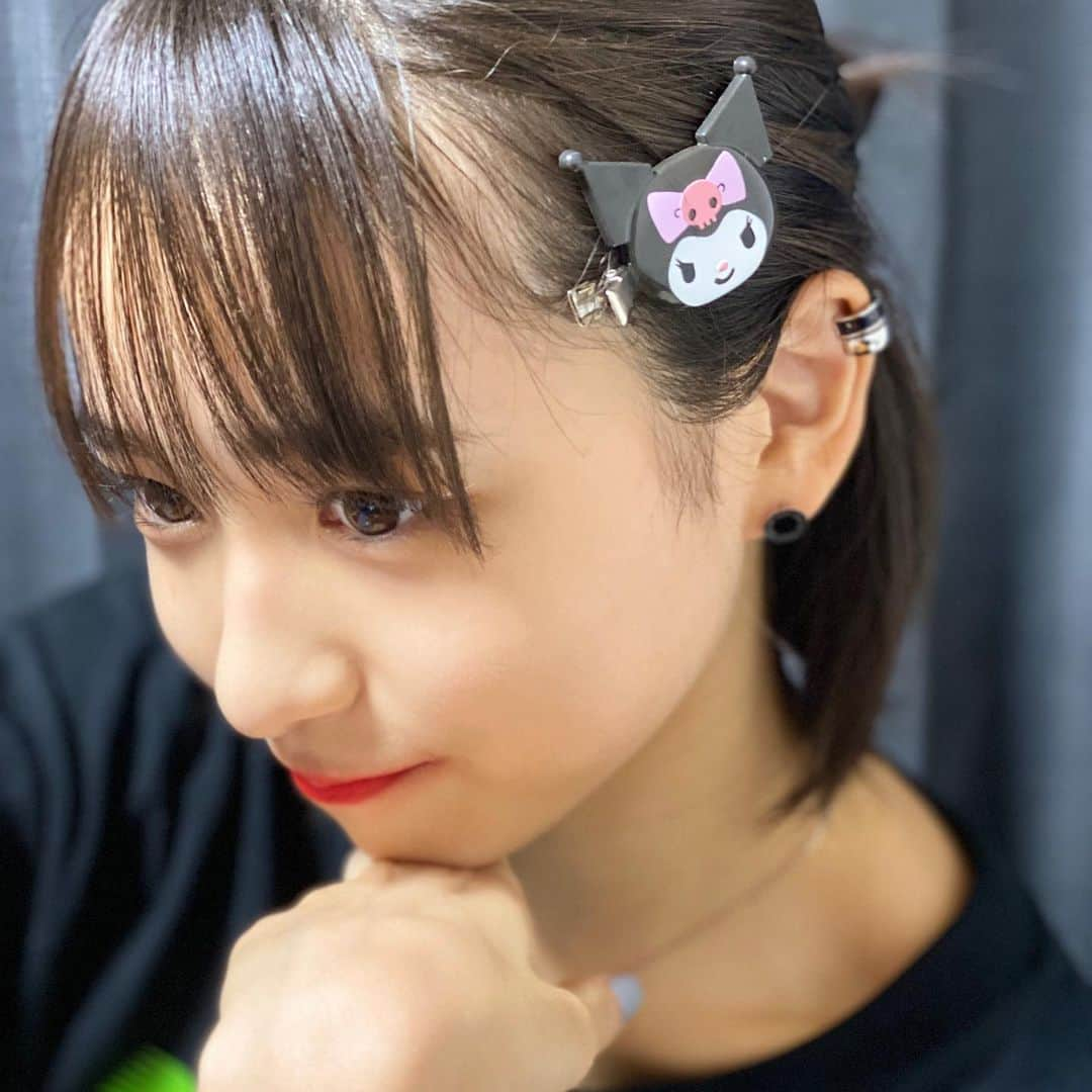 佐藤ひなたさんのインスタグラム写真 - (佐藤ひなたInstagram)「・ #クロミ ちゃんの #前髪クリップ ♥゛ ・ ・ ①枚目は 自撮りしてる時の #spyphoto 笑  ②枚目は #自撮り の #コラージュ だよ ・ ひながよく #マイメロ の #ものまね してるからって #まみー が買ってくれた!! #おそろ !! #ポチャッコ #ハンギョドン に #仲間入り ✿ しっかり #前髪 #留まる し #跡 つかないし #本当 に良い⤴︎︎⤴︎︎ #サンリオ #クリップ #ピン #最近 #お気に入り の #ヘアアレンジ  #簡単ヘアアレンジ #レパートリー #増やしたい !! #キューガルモデル #JC #佐藤ひなた #ひな #ひなdays」8月4日 11時39分 - hinata_sato_official