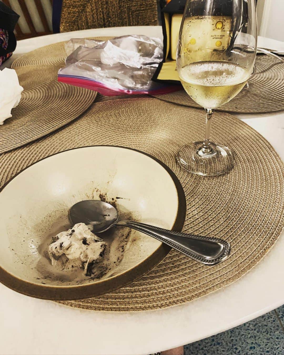 クリステン・コノリーのインスタグラム：「dinner 🍨🍷🍼」