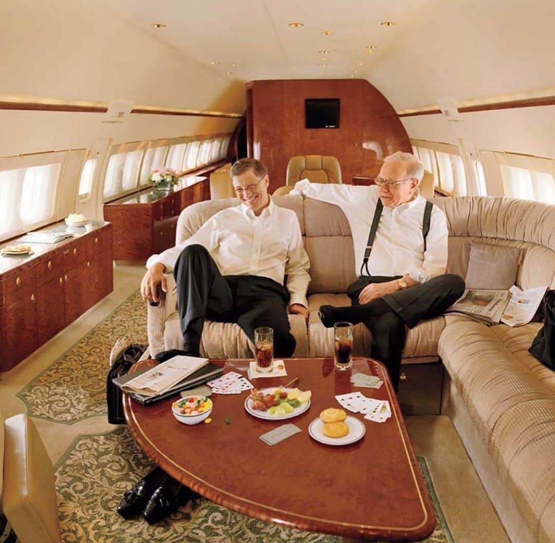 Men's Fashion Postさんのインスタグラム写真 - (Men's Fashion PostInstagram)「Two average billionaires having a basic meeting on a jet 💰🛩 #WarrenBuffett #BillGates」8月4日 11時42分 - mensfashionpost