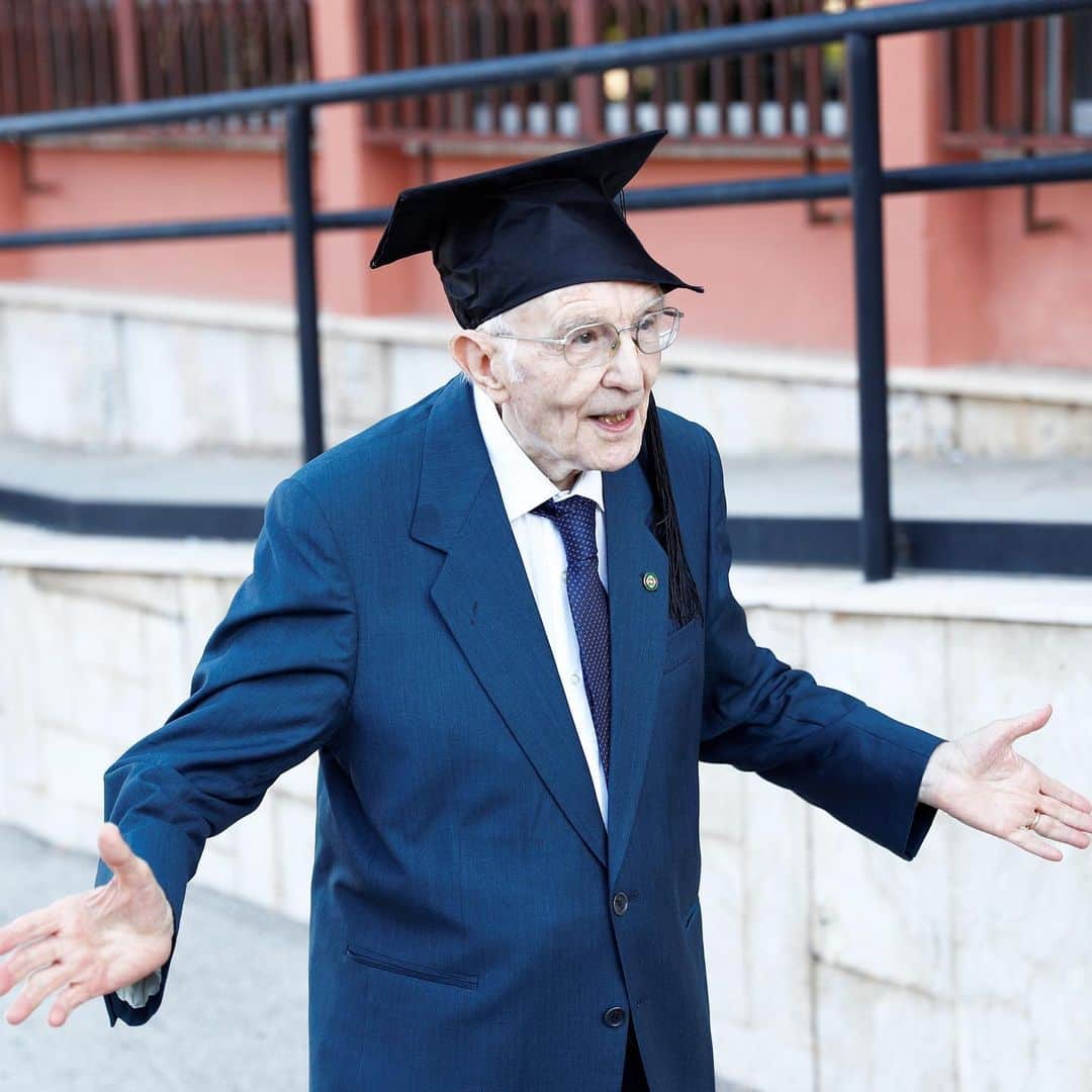 E! Onlineさんのインスタグラム写真 - (E! OnlineInstagram)「"Now or never...I understood that it was a little late to get a three-year degree but I said to myself 'let's see if I can do it.'" — Deemed Italy's "oldest student," Giuseppe Paterno is 96 years young and now, an accomplished graduate of the University of Palermo. 🎓🎉 (📷: Reuters/Shutterstock)」8月4日 11時45分 - enews