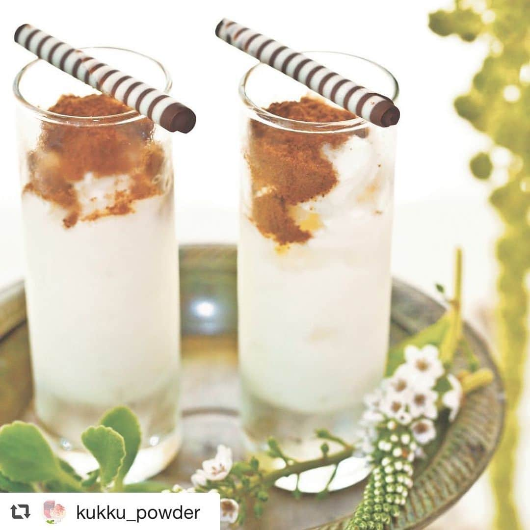 INIC coffeeさんのインスタグラム写真 - (INIC coffeeInstagram)「@kukku_powder  KUKKUのコーヒーパウダーで、 甘いココナッツの香りとコーヒーのほろ苦さが夏にぴったりのトロピカルデザートをご提案します🥥  🥥ココナッツとカフェのグラニテの作り方🥥  【材料】 ★牛乳 ★ココナッツリキュール ★KUKKUコーヒーパウダー それぞれお好みの分量  【作り方】 牛乳にココナッツリキュールをお好みで加えて冷凍庫に入れる。 凍ってきたらスプーンで全体を混ぜる。 しっかりと凍らせたらスプーンで削り取って（またはかき氷機にかけて）グラスに入れ、KUKKUコーヒーパウダーをかけて完成！  【ポイント】 ・アルコール、糖分で凍りにくいので、2日から3日ほどかけて凍らせていただくとしっかりと固まります。 ・甘みが足らないと感じ場合は冷凍前にお好みで砂糖を入れていただいても美味しく出来上がります。  #KUKKU #フルーツパウダー #コーヒーパウダー #ココナッツ #ココナッツラテ #ココナッツミルク #ココナッツレシピ #ココナッツリキュール #お菓子作り #スイーツ作り #手作りお菓子 #手作りスイーツ #おうち時間 #お家時間 #enjoyhome」8月4日 11時55分 - iniccoffee