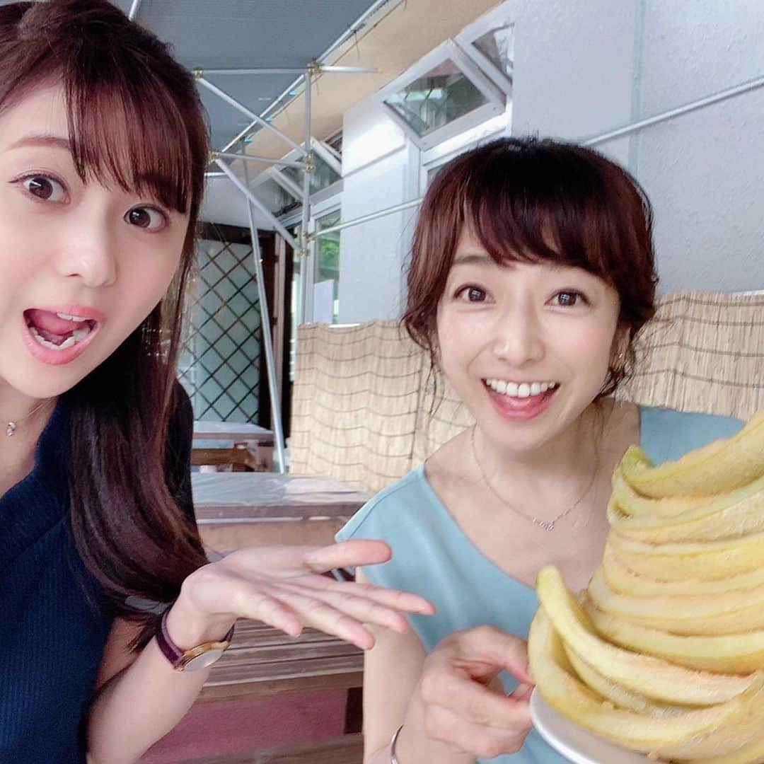 佐藤彩さんのインスタグラム写真 - (佐藤彩Instagram)「大好きなメロンを前に、うっとり😆💕﻿ ﻿ ずーっと行ってみたかった夕張メロン食べ放題に、メロン好きメンバーを誘って行ってきました😊🍈 (2週間前の話ですが…)﻿ ﻿  私はもう、メロンにメロンメロンでして😂﻿ 思う存分メロンを堪能🍈﻿ 食べまくり！笑﻿ ﻿ 1玉を8等分に切ったものを21切れ…なので、﻿ メロン2玉半以上🤣﻿ 結局、2枚目の写真のバットに乗っている分は、全て食べ尽くすことに😂﻿ 意外と食べられるものですねー。笑﻿ (2人合わせた分を1人で食べていました。笑)﻿ ﻿ ﻿ お店に着くと、まず検温。﻿ アルコール消毒をした後、自分のマスクを渡された袋に入れて、新たにもらったマスクを着用。﻿ ビュッフェでは手袋も着用します。﻿ 平日仕事の後だったので空いていましたし、感染対策もバッチリ行われていて、安心して楽しめました☺️﻿ ﻿ ﻿ 食べまくった7月…夏恋月、楽しかったなぁ😆 ﻿みんなお付き合いありがとう😊 ごちそうさまでした✨ ﻿ ﻿8月、夏名残り月も楽しみを見つけたいものです🎐 とりあえず、ベランダ菜園のアイコが赤く色付きますように🍅 . . #念願の #夕張メロン食べ放題 ﻿#食べまくった  #夕張メロン #夕張 #🍈 ﻿#北海道 #メロンのテラス #感染対策バッチリ  #大満足 #ごちそうさまでした  #平日ドライブ ﻿#メロン好き ﻿ #HBC #北海道放送 #アナウンサー ﻿ #大堀結衣 アナ  #いつも美しい #至高の味！という表情ステキ ﻿ #メロンにメロンメロン の表情をいっぱい撮ってくれた﻿ #波多野裕太 アナ　 #メロンにメロンソーダを合わせるセンス﻿ #今日 #HBCラジオ #ファイターズ中継 #ベンチリポートデビューおめでとう #ファイト #佐藤彩 #至福の時間 #ありがとう」8月4日 11時48分 - hbc_ayasato