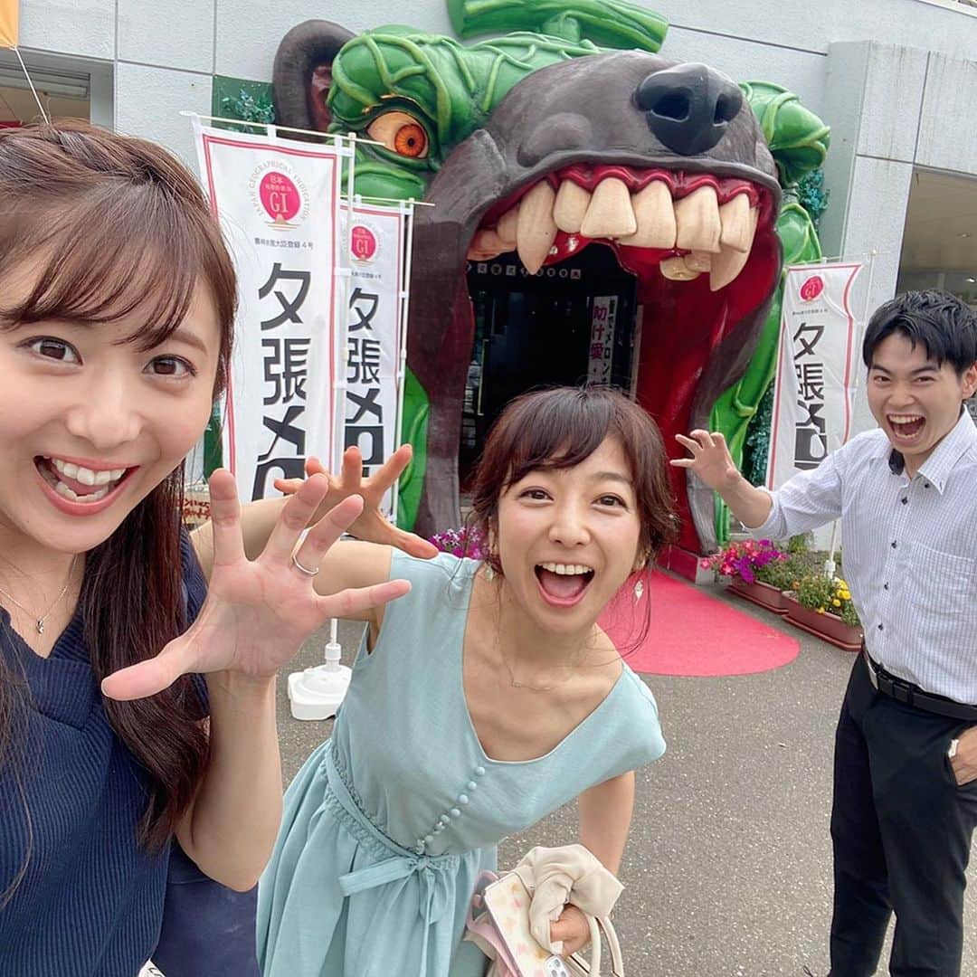 佐藤彩さんのインスタグラム写真 - (佐藤彩Instagram)「大好きなメロンを前に、うっとり😆💕﻿ ﻿ ずーっと行ってみたかった夕張メロン食べ放題に、メロン好きメンバーを誘って行ってきました😊🍈 (2週間前の話ですが…)﻿ ﻿  私はもう、メロンにメロンメロンでして😂﻿ 思う存分メロンを堪能🍈﻿ 食べまくり！笑﻿ ﻿ 1玉を8等分に切ったものを21切れ…なので、﻿ メロン2玉半以上🤣﻿ 結局、2枚目の写真のバットに乗っている分は、全て食べ尽くすことに😂﻿ 意外と食べられるものですねー。笑﻿ (2人合わせた分を1人で食べていました。笑)﻿ ﻿ ﻿ お店に着くと、まず検温。﻿ アルコール消毒をした後、自分のマスクを渡された袋に入れて、新たにもらったマスクを着用。﻿ ビュッフェでは手袋も着用します。﻿ 平日仕事の後だったので空いていましたし、感染対策もバッチリ行われていて、安心して楽しめました☺️﻿ ﻿ ﻿ 食べまくった7月…夏恋月、楽しかったなぁ😆 ﻿みんなお付き合いありがとう😊 ごちそうさまでした✨ ﻿ ﻿8月、夏名残り月も楽しみを見つけたいものです🎐 とりあえず、ベランダ菜園のアイコが赤く色付きますように🍅 . . #念願の #夕張メロン食べ放題 ﻿#食べまくった  #夕張メロン #夕張 #🍈 ﻿#北海道 #メロンのテラス #感染対策バッチリ  #大満足 #ごちそうさまでした  #平日ドライブ ﻿#メロン好き ﻿ #HBC #北海道放送 #アナウンサー ﻿ #大堀結衣 アナ  #いつも美しい #至高の味！という表情ステキ ﻿ #メロンにメロンメロン の表情をいっぱい撮ってくれた﻿ #波多野裕太 アナ　 #メロンにメロンソーダを合わせるセンス﻿ #今日 #HBCラジオ #ファイターズ中継 #ベンチリポートデビューおめでとう #ファイト #佐藤彩 #至福の時間 #ありがとう」8月4日 11時48分 - hbc_ayasato