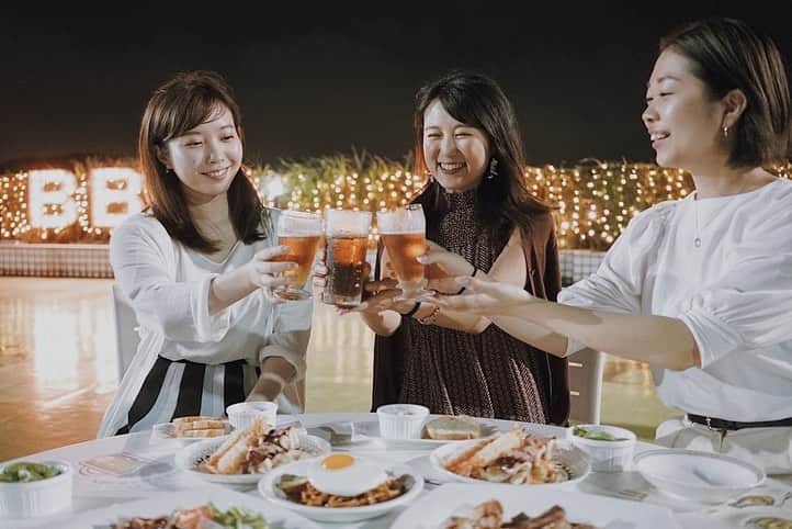 新横浜プリンスホテルのインスタグラム：「.⁣ ＼KANPAI～🍻／⁣ 会社帰りに至福のひとときを！⁣ Rooftop Beer Gardenではスパークリングワインや、今年から初登場のクラフトビールもご用意しております。飲み放題プランでもお楽しみいただけます♪⁣ ⁣ #ホテルで楽しむアウトドアな夏 #乾杯 #新横浜プリンスホテル#プリンスホテル#新横浜#横浜 #ホテルレストラン #ホテル#ビール#ビアガーデン #バーベキュー #屋外 #アウトドア #オープンエア #新横浜駅 #飲み放題 #クラフトビール#屋上ビアガーデン #夏休み#暑気払い#shinyokohamaprincehotel#princehotel#shinyokohama#yokohama#beergarden #beer #BBQ #hotel #restaurant #myyokohama」