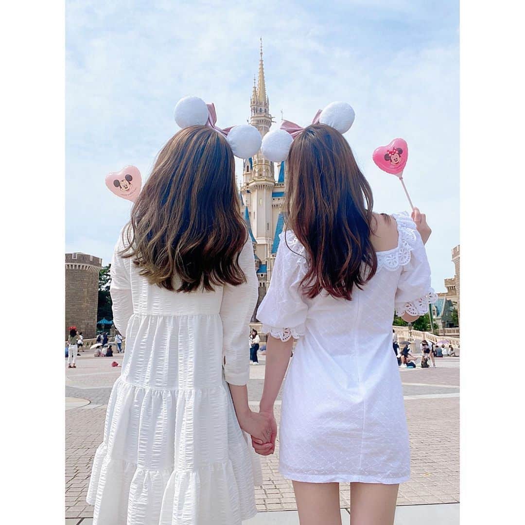 堀尾実咲のインスタグラム：「TDL🤍🐭🐭🤍  行ってから 2週間以上経って みる子もめろ子も 体調万全 元気モリモリです＼(^o^)／  ・ ・  やはりこの場所がだいすき☺️ みんなと幸せを 共有したいので お写真たくさん あっぷしてくね💖  ・ ・ ※お食事中とお写真撮る時以外はマスクつけてます😌  ・ ・  #ディズニー #ディズニーランド #東京ディズニーランド #TDL #ディズニーリゾート #東京ディズニーリゾート #disney #disneyland #tokyodisneyland #disneyresort」