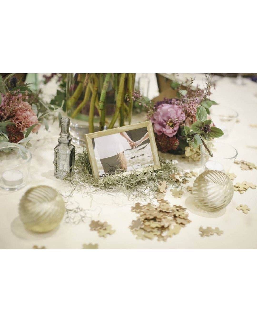 ゼクシィさんのインスタグラム写真 - (ゼクシィInstagram)「【お値段以上の見栄えで満足度120％！結婚式の装花＆装飾アイデア💡】 . 予算が限られている中でも、貧相にならない装花＆装飾をしたい💕 そんな花嫁さんも多いはず😌✨ 今回は装飾エリア別にアイデア＆工夫の仕方をレクチャーします♩ . 💐ウエルカムスペース ゲスト全員が会場へ入る前に訪れる大切な空間。 コンセプトがあるなら、それがわかるような装飾に。 1枚目：麦わら帽子とハンモックで夏の木陰を表現し、 メッセージボードを掲げています👒 2,3枚目：照明が暖色の空間であれば、前撮り写真をボードにして ギャラリーのように楽しんでもらうのもステキ✨ . 💐ゲストテーブル 会場全体のイメージを左右するため、全体をボリューミーに できないときには、タテ方向の強弱がポイント❣️ 4枚目：装花とキャンドルの高さをあえて揃えず、空間に奥行きを🕯 5枚目：センターに長テーブルを入れた、丸テーブルとのMIXレイアウト。 装飾のボリュームを長テーブルに集中させ、ぐっと華やかに🌹 6枚目：ゴールドの写真立てに入れたモノクロの前撮り写真や、 洋書や切り株などを飾ると、アイキャッチ効果を発揮📖 . 💐メインテーブル ゲストの目線の高さに装飾を集中させると効果的💕 7枚目：装花の代わりに小物やキャンドルを多く使い、 明かりに視線を集めることで、幻想的な雰囲気に🌟 8枚目：高い位置にチュールやジョーゼットなどの布を飾ったり、 装花を左右非対称に飾るのもお勧め❣️ . 他の演出実例も気になる方は #ゼクシィアプリ にて💍 「お値段以上の見栄えで満足度120％！結婚式の装花＆装飾アイデア」 . . +♥+:;;;:+♥+:;;;:+♥+:;;;:+♥+:;;;:+♥+:;;;:+♥ . プロポーズから結婚式まで素敵なお写真募集中📸 . ゼクシィ公式アカウントでお写真を紹介してみませんか？ 【#ゼクシィ2020】 を付けて投稿してください💌 . +♥+:;;;:+♥+:;;;:+♥+:;;;:+♥+:;;;:+♥+:;;;:+♥ . ▼花嫁さんダウンロード数No.1 ゼクシィアプリはURLから🙌 @zexyrecruit . .  #ウェルカムスペース#ウェルカムアイテム#ウェルカムアイテムdiy#ウェルカム小物#ウェルカム小物diy _ #ウェルカムスペース装飾#ウェルカムスペースアイテム#ゲストテーブル装飾#ゲストテーブル装花#ウェルカムボード#ウェディングフォト#フォトディスプレイ#マーキライト#フォトスタンド _ #ウェルカムスペース手作り#ウェルカムスペースグッズ#ウェルカムスペース準備#テーブル装飾#テーブル装花#全国のプレ花嫁さんと繋がりたい#日本中のプレ花嫁さんと繋がりたい#手作りウェルカムスペース#卓上装花#披露宴装花 _ #花嫁diy#ゼクシィ#ちーむゼクシィ#幸せが動きだしたらゼクシィ」8月4日 12時00分 - zexyrecruit