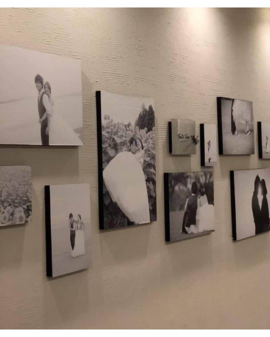 ゼクシィさんのインスタグラム写真 - (ゼクシィInstagram)「【お値段以上の見栄えで満足度120％！結婚式の装花＆装飾アイデア💡】 . 予算が限られている中でも、貧相にならない装花＆装飾をしたい💕 そんな花嫁さんも多いはず😌✨ 今回は装飾エリア別にアイデア＆工夫の仕方をレクチャーします♩ . 💐ウエルカムスペース ゲスト全員が会場へ入る前に訪れる大切な空間。 コンセプトがあるなら、それがわかるような装飾に。 1枚目：麦わら帽子とハンモックで夏の木陰を表現し、 メッセージボードを掲げています👒 2,3枚目：照明が暖色の空間であれば、前撮り写真をボードにして ギャラリーのように楽しんでもらうのもステキ✨ . 💐ゲストテーブル 会場全体のイメージを左右するため、全体をボリューミーに できないときには、タテ方向の強弱がポイント❣️ 4枚目：装花とキャンドルの高さをあえて揃えず、空間に奥行きを🕯 5枚目：センターに長テーブルを入れた、丸テーブルとのMIXレイアウト。 装飾のボリュームを長テーブルに集中させ、ぐっと華やかに🌹 6枚目：ゴールドの写真立てに入れたモノクロの前撮り写真や、 洋書や切り株などを飾ると、アイキャッチ効果を発揮📖 . 💐メインテーブル ゲストの目線の高さに装飾を集中させると効果的💕 7枚目：装花の代わりに小物やキャンドルを多く使い、 明かりに視線を集めることで、幻想的な雰囲気に🌟 8枚目：高い位置にチュールやジョーゼットなどの布を飾ったり、 装花を左右非対称に飾るのもお勧め❣️ . 他の演出実例も気になる方は #ゼクシィアプリ にて💍 「お値段以上の見栄えで満足度120％！結婚式の装花＆装飾アイデア」 . . +♥+:;;;:+♥+:;;;:+♥+:;;;:+♥+:;;;:+♥+:;;;:+♥ . プロポーズから結婚式まで素敵なお写真募集中📸 . ゼクシィ公式アカウントでお写真を紹介してみませんか？ 【#ゼクシィ2020】 を付けて投稿してください💌 . +♥+:;;;:+♥+:;;;:+♥+:;;;:+♥+:;;;:+♥+:;;;:+♥ . ▼花嫁さんダウンロード数No.1 ゼクシィアプリはURLから🙌 @zexyrecruit . .  #ウェルカムスペース#ウェルカムアイテム#ウェルカムアイテムdiy#ウェルカム小物#ウェルカム小物diy _ #ウェルカムスペース装飾#ウェルカムスペースアイテム#ゲストテーブル装飾#ゲストテーブル装花#ウェルカムボード#ウェディングフォト#フォトディスプレイ#マーキライト#フォトスタンド _ #ウェルカムスペース手作り#ウェルカムスペースグッズ#ウェルカムスペース準備#テーブル装飾#テーブル装花#全国のプレ花嫁さんと繋がりたい#日本中のプレ花嫁さんと繋がりたい#手作りウェルカムスペース#卓上装花#披露宴装花 _ #花嫁diy#ゼクシィ#ちーむゼクシィ#幸せが動きだしたらゼクシィ」8月4日 12時00分 - zexyrecruit