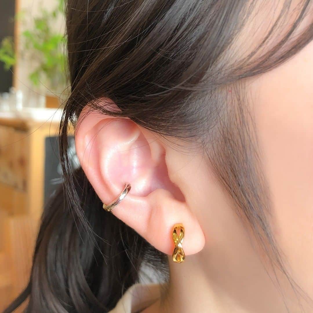 ４℃ / ヨンドシーさんのインスタグラム写真 - (４℃ / ヨンドシーInstagram)「・ ・ 【Cuff Earring】 ・ イヤリングとしてもイヤーカフとしても使える「カフイヤリング」。 ・ 着ける位置やフィット感が自由に調整でき、耳たぶを挟めばイヤリング、外耳を挟めばトレンドのイヤーカフに。 ・ 【8月7日発売予定】 ・ 上から ¥20,000＋税 SILVER(11203-415-0001) ¥24,000＋税 SILVER(11203-415-1001) ・ #ヨンドシー #ジュエリー #イヤリング #イヤーカフ #重ねづけ #トパーズ #誕生石 #プレゼント #ギフト #ファッション #新作 #ご褒美 #ご褒美ジュエリー #トレンド #jewelry #earrings #earcuff #topaz #birthstone #present #gift #fashion #fashionjewelry #coordinate #newarrivals #trend」8月4日 12時00分 - 4c_jewelry