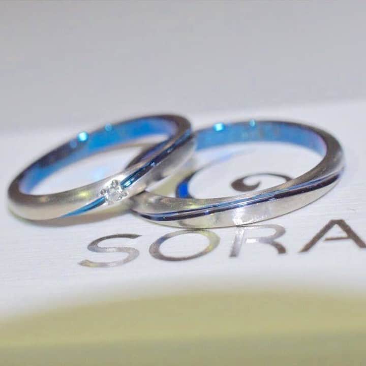 SORA ≪SORA表参道の公式アカウント≫さんのインスタグラム写真 - (SORA ≪SORA表参道の公式アカウント≫Instagram)「@sora_omotesando . ぜひ『 #結婚指輪sora 』のハッシュタグを入れて お写真を投稿してくださいね＊*  みなさんの素敵なご投稿は、 SORAの公式アカウントでご紹介いたします！  本日は @sky07tkn さまのご投稿をご紹介します♪  ･:*+.･:*+.･:*+.･:*+.･:*+.･:*･:  結婚指輪可愛いので見て！ @sora_omotesando さんで作って頂きました！！！  3月末にできたから休業になる手前とかで、 ギリギリ受け取れた。  内側と模様に綺麗な青色✨  模様は『パルス』って名前で、 2人で正弦波矩形波言いながら決めた。笑  ･:*+.･:*+.･:*+.･:*+.･:*+.･:*･:  素敵なご投稿をありがとうござました＊  --------------- ▽幸せのおまじない「サムシングブルーフェア」 https://www.sora-w.com/event/somethingblue/ ▽全国の取扱店をご紹介 https://www.sora-w.com/shop/retailers/ ▽SORA公式サイトはTOPのURLからcheck * >>> @sora_omotesando . --------------- ぜひ『 #結婚指輪sora 』のハッシュタグで SORAの写真を投稿してくださいね＊* こちらのアカウントでリグラムさせていただきます♪ . #結婚指輪 #婚約指輪 #指輪 #表参道 #オーダーメイド #プレ花嫁 #ブライダル #ウェディング #手作り #bridal #wedding #マリッジリング #エンゲージリング #金属アレルギー #金属アレルギー対応 #bridalring #ring #weddingring #手作り指輪 #Jewelry #ペアリング #オーダーメイド #Marriage #記念日 #刻印リング #オーダーメイドリング #デザインリング #サムシングブルー」8月4日 12時01分 - sora_omotesando