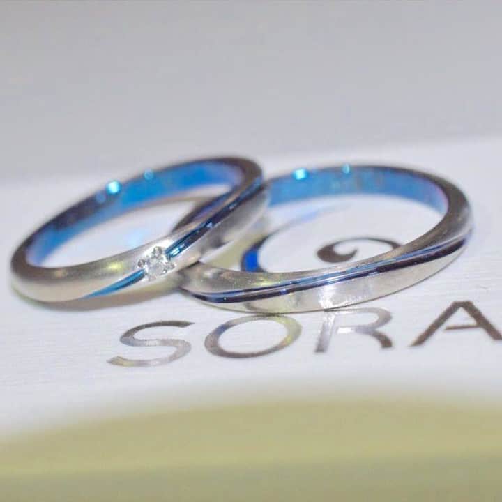SORA ≪SORA表参道の公式アカウント≫のインスタグラム：「@sora_omotesando . ぜひ『 #結婚指輪sora 』のハッシュタグを入れて お写真を投稿してくださいね＊*  みなさんの素敵なご投稿は、 SORAの公式アカウントでご紹介いたします！  本日は @sky07tkn さまのご投稿をご紹介します♪  ･:*+.･:*+.･:*+.･:*+.･:*+.･:*･:  結婚指輪可愛いので見て！ @sora_omotesando さんで作って頂きました！！！  3月末にできたから休業になる手前とかで、 ギリギリ受け取れた。  内側と模様に綺麗な青色✨  模様は『パルス』って名前で、 2人で正弦波矩形波言いながら決めた。笑  ･:*+.･:*+.･:*+.･:*+.･:*+.･:*･:  素敵なご投稿をありがとうござました＊  --------------- ▽幸せのおまじない「サムシングブルーフェア」 https://www.sora-w.com/event/somethingblue/ ▽全国の取扱店をご紹介 https://www.sora-w.com/shop/retailers/ ▽SORA公式サイトはTOPのURLからcheck * >>> @sora_omotesando . --------------- ぜひ『 #結婚指輪sora 』のハッシュタグで SORAの写真を投稿してくださいね＊* こちらのアカウントでリグラムさせていただきます♪ . #結婚指輪 #婚約指輪 #指輪 #表参道 #オーダーメイド #プレ花嫁 #ブライダル #ウェディング #手作り #bridal #wedding #マリッジリング #エンゲージリング #金属アレルギー #金属アレルギー対応 #bridalring #ring #weddingring #手作り指輪 #Jewelry #ペアリング #オーダーメイド #Marriage #記念日 #刻印リング #オーダーメイドリング #デザインリング #サムシングブルー」