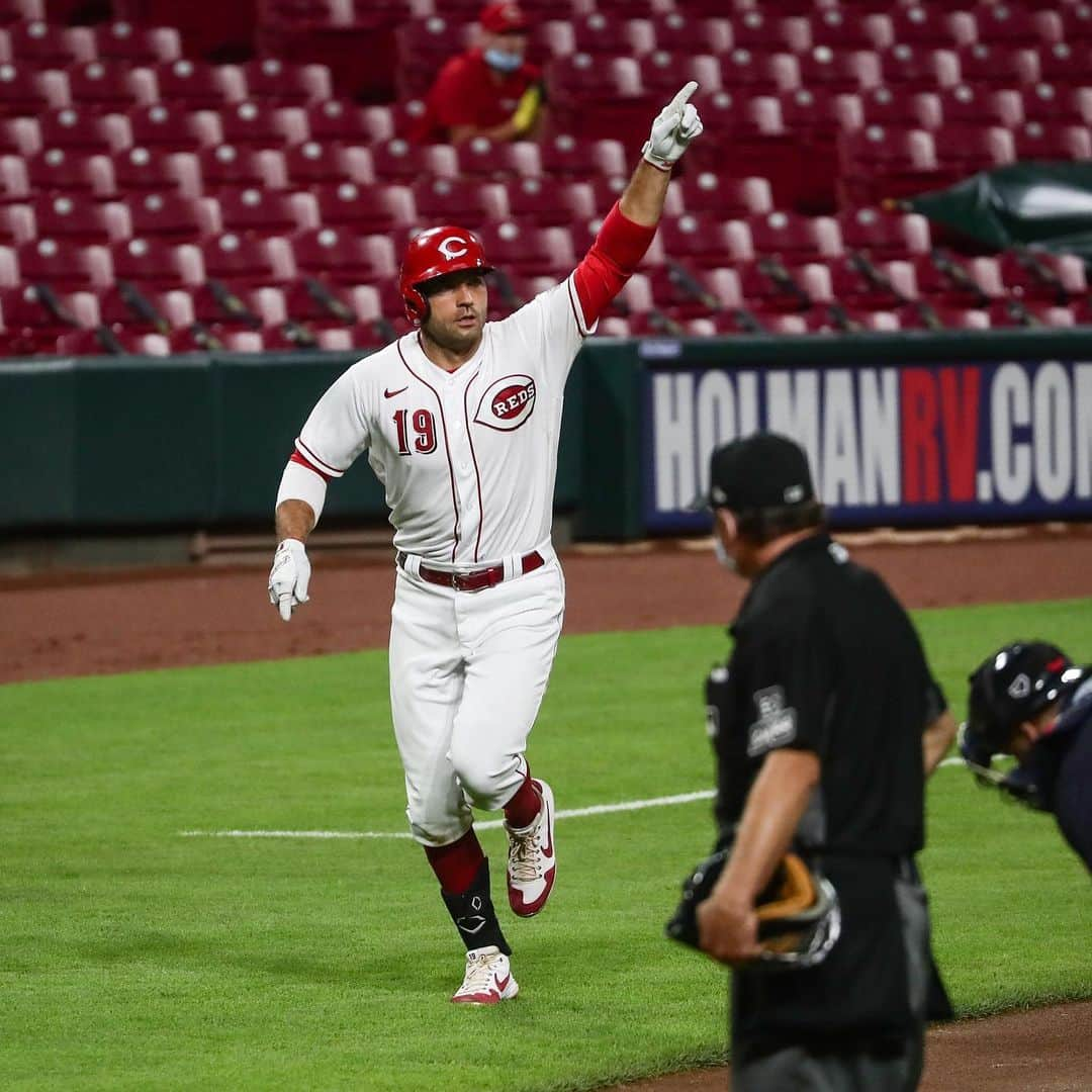 MLBさんのインスタグラム写真 - (MLBInstagram)「Showing love to the grounds crew. Joey Votto is a legend.」8月4日 12時02分 - mlb