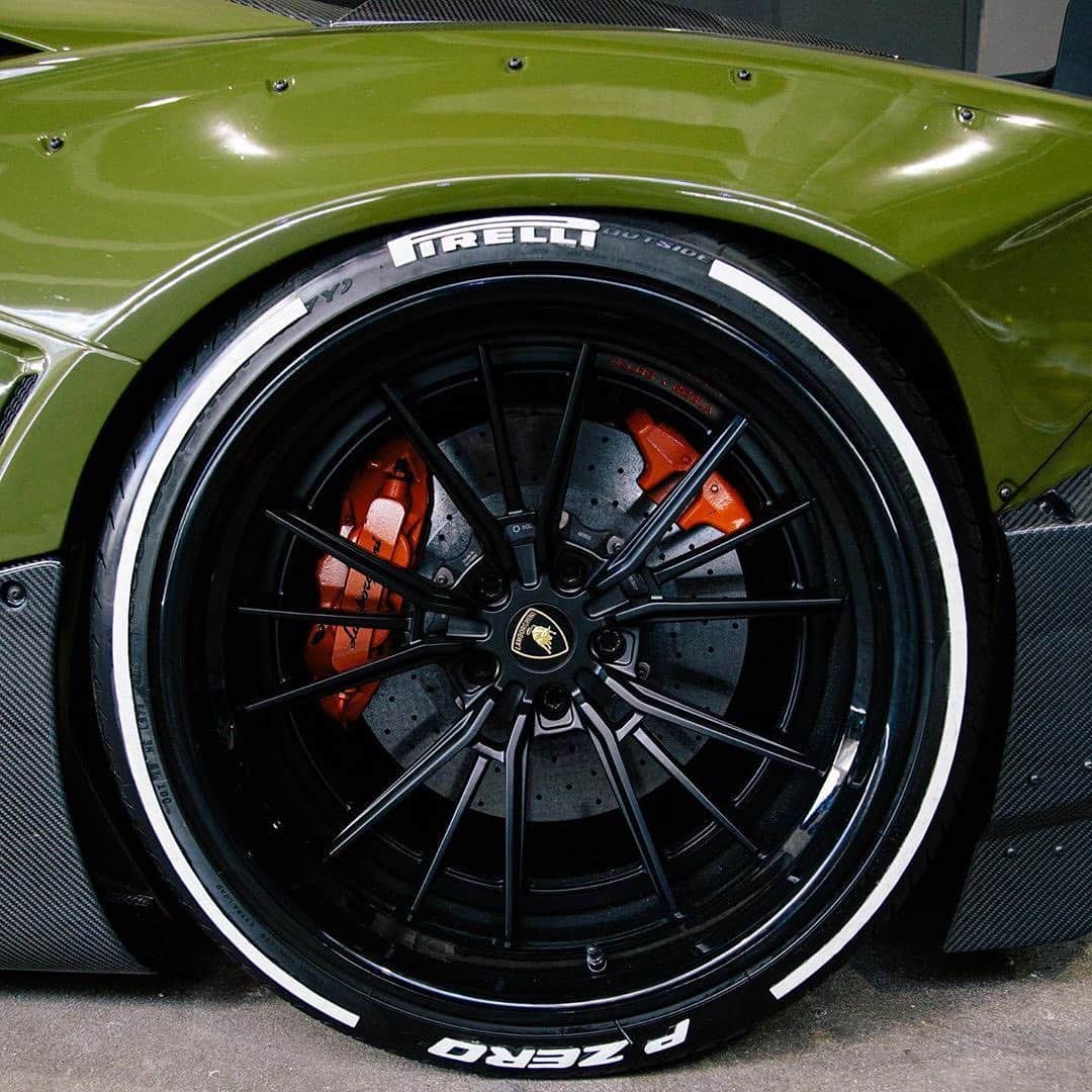 CARLiFESTYLEさんのインスタグラム写真 - (CARLiFESTYLEInstagram)「Khaki Green LB Aventador sitting on @velosdesignwerks wheels. 😍 @rdbla @shalizi #carlifestyle」8月4日 12時03分 - carlifestyle