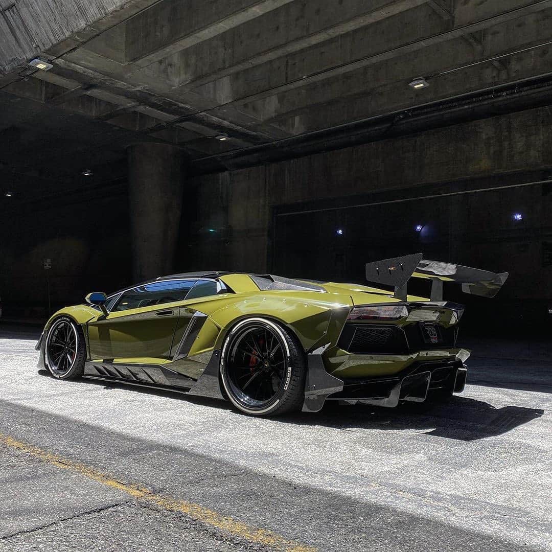 CARLiFESTYLEさんのインスタグラム写真 - (CARLiFESTYLEInstagram)「Khaki Green LB Aventador sitting on @velosdesignwerks wheels. 😍 @rdbla @shalizi #carlifestyle」8月4日 12時03分 - carlifestyle