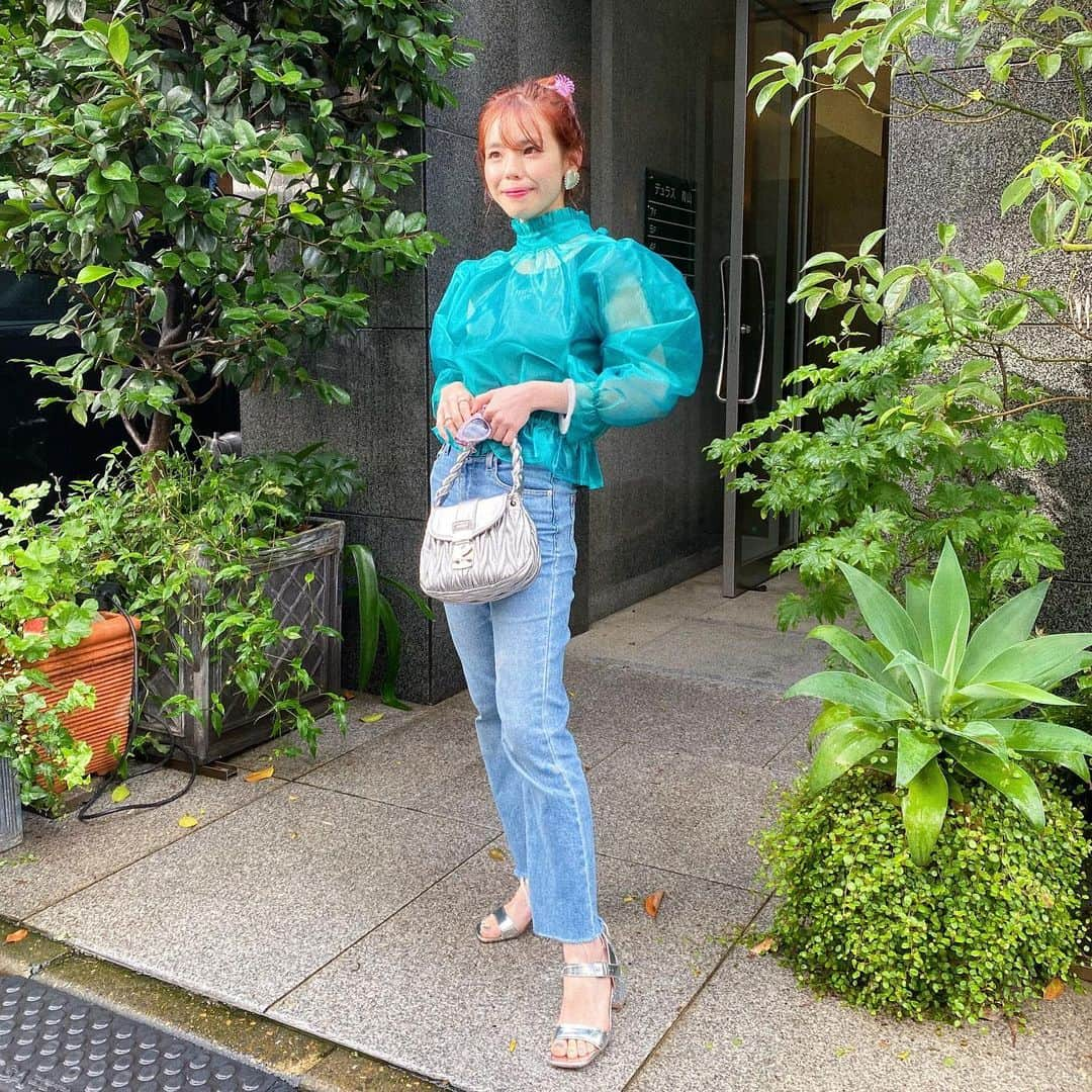 瀬戸あゆみさんのインスタグラム写真 - (瀬戸あゆみInstagram)「💚🌿🌱🍃  雨上がり、突然の太陽。の瞬間。 @lecotokyo でカラーしてもらって、写真撮ってもらった。  梅雨明けする前の写真なんだけど、この日は夜に久しぶりに運転していたら、高速に乗った瞬間とてつもない豪雨と雷で、視界不良でとても怖かった。 たまには運転しないとな、って思った。  その日着ていた洋服で出来事や気持ちを記録しているタイプ。 #ayumi_outfit  #dearsisterhood  #miumiu」8月4日 12時13分 - setoayumi