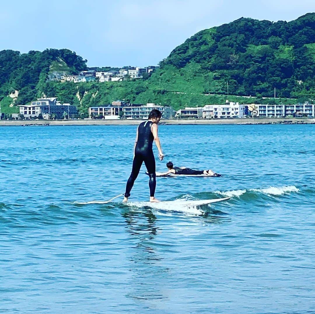 宮崎謙介さんのインスタグラム写真 - (宮崎謙介Instagram)「サーフィンっていいな。海の上には何もない。」8月4日 12時20分 - miyazakikensuke1031