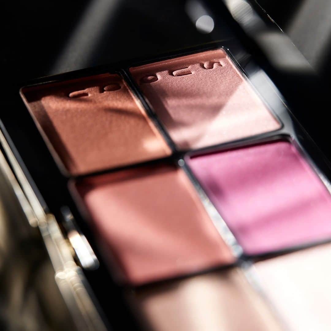 SUQQU公式Instgramアカウントさんのインスタグラム写真 - (SUQQU公式InstgramアカウントInstagram)「Six carefully selected shades in one palette, all in the pursuit of the beautiful combination of blush and highlighter.  POWDER BLUSH COMPACT 101 *limited  Available from 1st August in Japan.  この秋冬にふさわしいチーク＆フェイスカラーを求めて、 SUQQUが厳選した6 色を、ひとつの特別パレットに。  パウダー ブラッシュ コンパクト101 *限定色 店頭・オンラインにて販売中  SUQQU嚴選6色，今年秋冬給你最時髦的腮紅&頰彩。  晶采淨妍6色頰彩盤101 *限定色 專櫃、官網商店販賣中  #SUQQU #スック #suqqucolormakeup #2020autumnwinter #cosmetics #jbeauty #パウダーブラッシュコンパクト」8月4日 12時30分 - suqqu_official