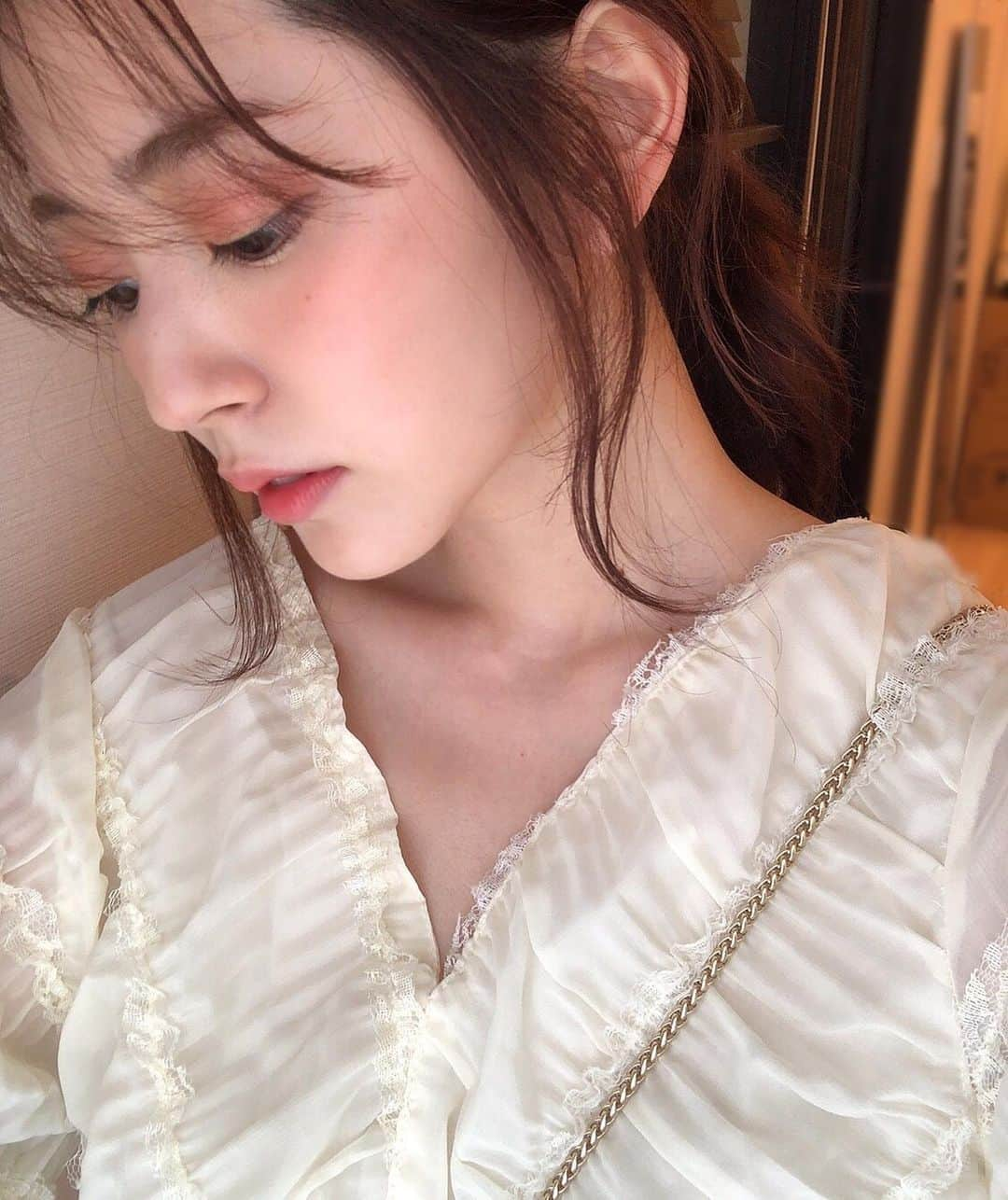 鈴木愛理さんのインスタグラム写真 - (鈴木愛理Instagram)「✴︎﻿ いつもと違うメイクしてみた日🌷﻿ ﻿ オレンジブラウン系のシャドウとチークに、ハイライトぽくゴールド系チークを重ねて、唇にはナチュラル血色をON☺︎﻿ ﻿ こういうワンピース私服できるの珍しいかも☺︎﻿ 👗 @holidayandholiday_official  ﻿ #ナチュラルに髪型を作るのは苦手です #ライブ系ならお手の物なのだが #どうしたものか！ #今日はどんな日になるかな〜❤︎」8月4日 12時26分 - airisuzuki_official_uf