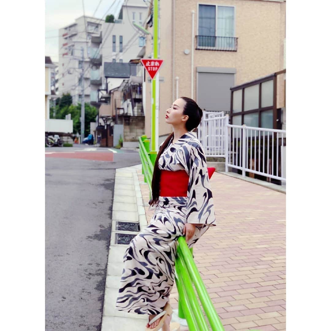 花柳凜さんのインスタグラム写真 - (花柳凜Instagram)「#京都きもの市場 さんのコラムページ #きものと にて浴衣について書かせて頂いています。  撮影では私物から２枚の浴衣を着用しました。１枚目は #堀井株式会社 #源氏物語 の #麻と綿の布 シリーズで、モダンで大胆な柄行が都会的な雰囲気として人気の浴衣です。  #浴衣 #ゆかた #yukata #きもの #着物 #和装 #japan」8月4日 12時28分 - rinhanayagi