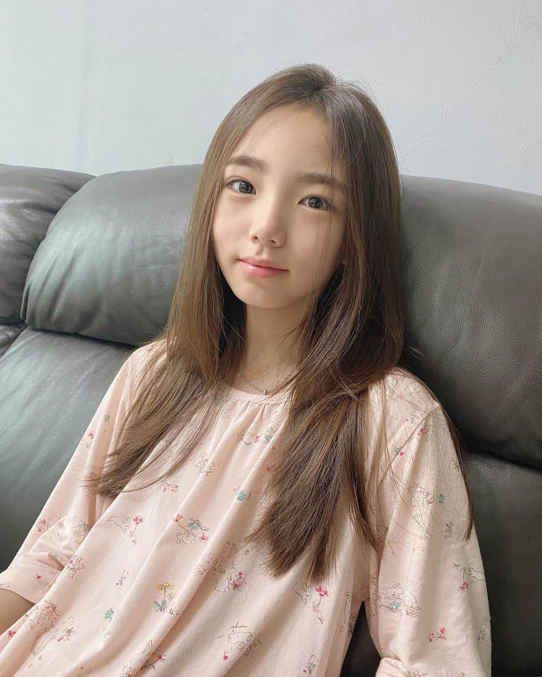 ウンチェのインスタグラム：「해가 중천에 떴어도  다들 집에선 잠옷 입고 있잖아요 ?🙊  학교 못 간 기간이 길었어도  방학이 있긴 있네요 -  #맛점하세요 🤍 - - - - #일상 #daily #여름방학 #초딩스타그램 #키즈모델 #주니어모델 #아역배우 #이은채」