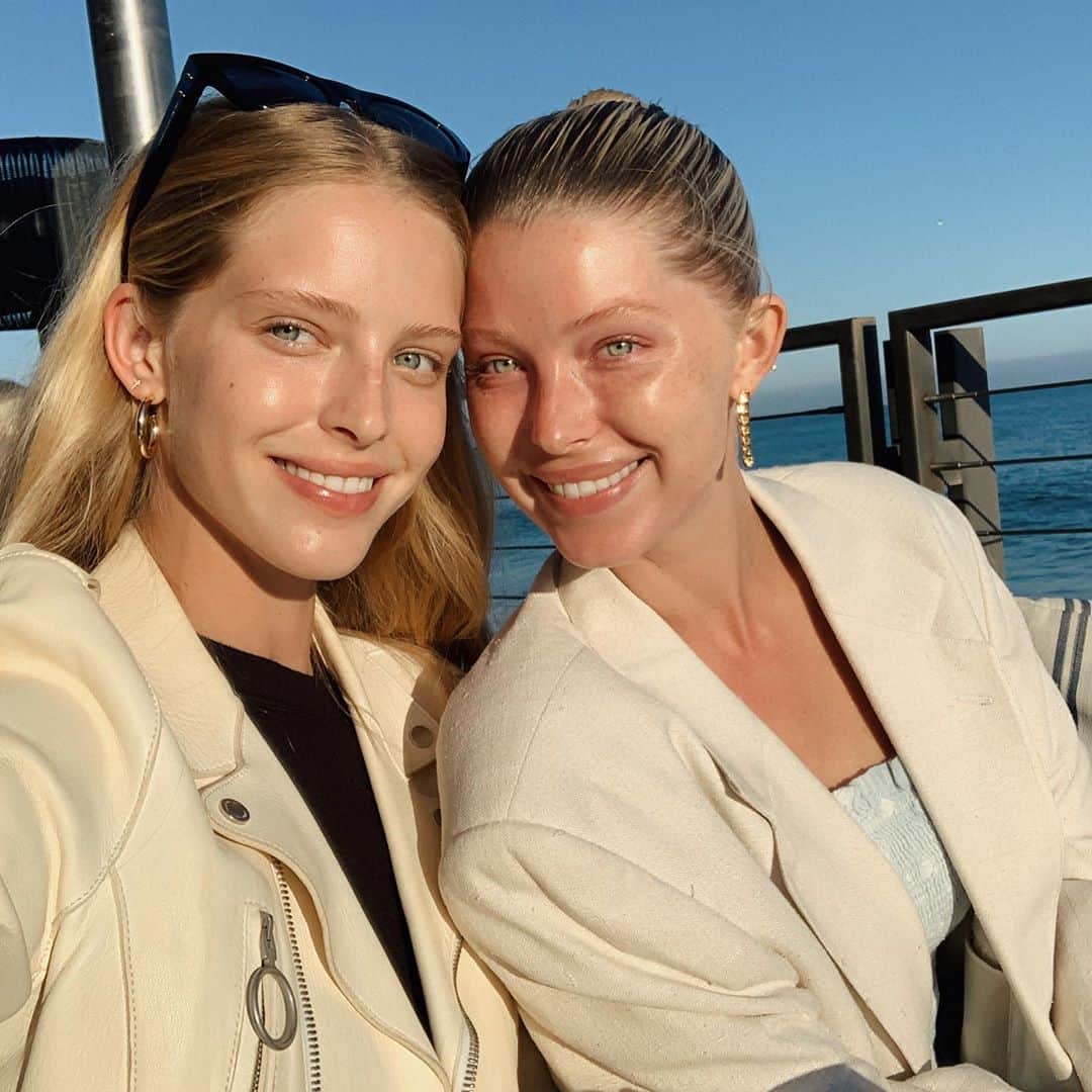 アビー・チャンピオンのインスタグラム：「👯‍♀️」