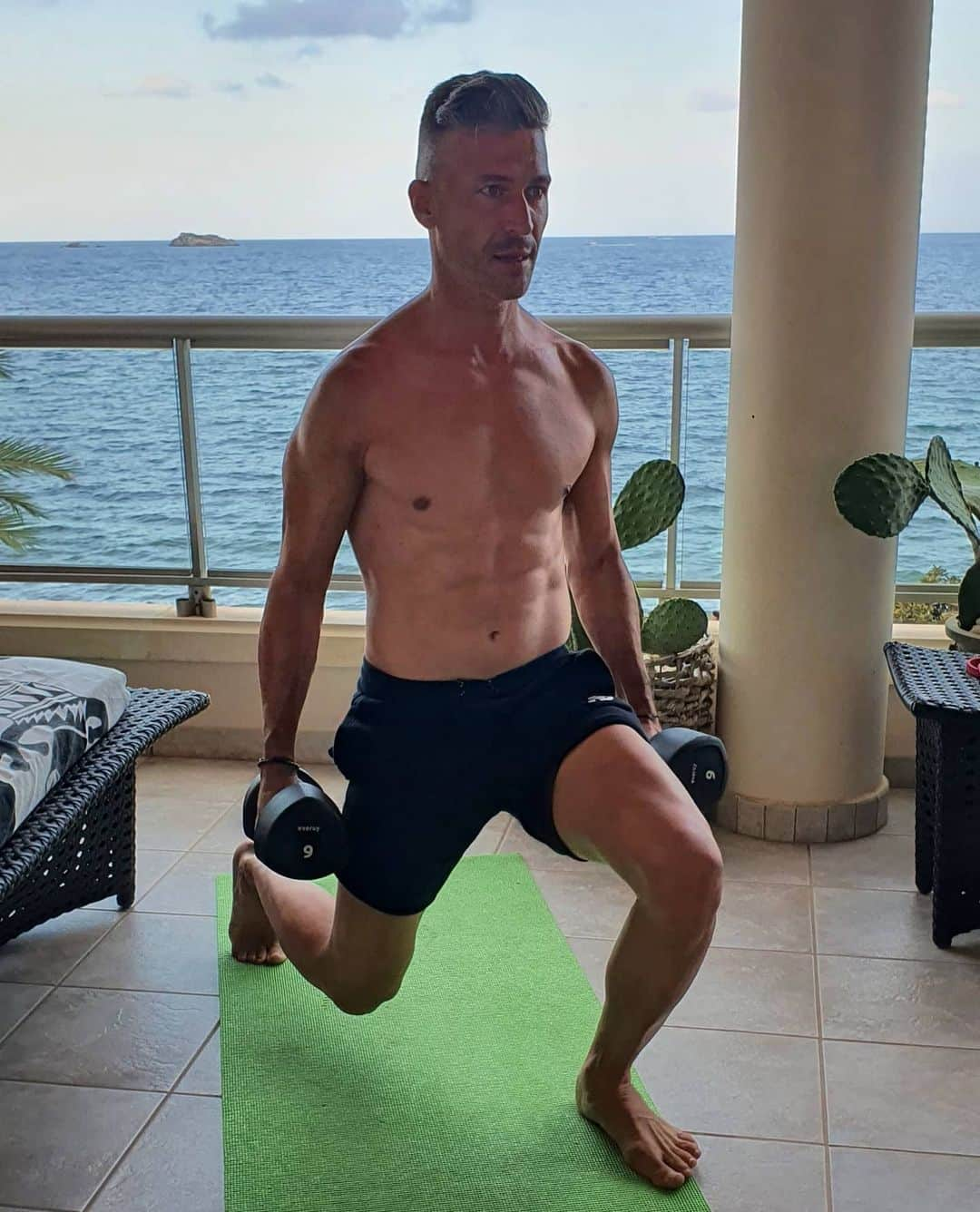 ルイス・ハビエル・ガルシア・サンスさんのインスタグラム写真 - (ルイス・ハビエル・ガルシア・サンスInstagram)「Late workout !! Mondays, are the new Friday's or Saturdays. Whatever it works for you, no excuses to do exercises. Not because it's summer or lockdown or too hotor toocold, let's do it because it's good for us, and we have to look after ourselves.  #Workout #NewStuff #MoreThanaGame」8月4日 3時51分 - luchogarcia14