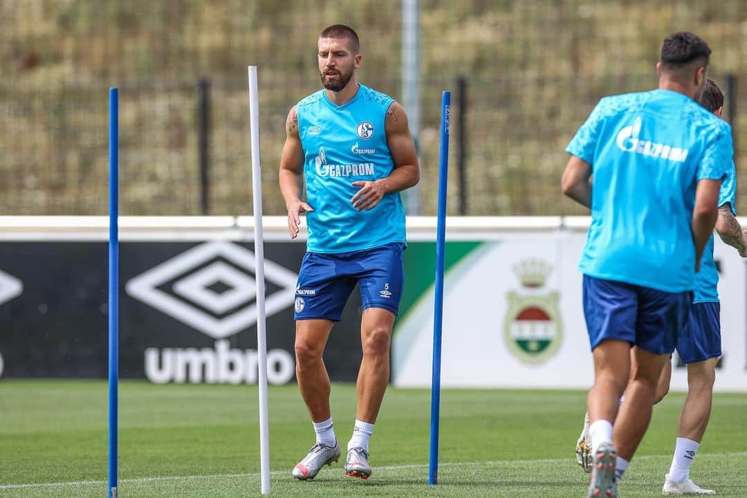 マティヤ・ナスタシッチのインスタグラム：「Heute war Trainingsauftakt im Parkstadion für die neue Saison, in der wir wieder unsere Ziele erreichen wollen! ⚒💪 Hoffentlich könnt ihr bald wieder dabei sein 🔵⚪️ #GEmeinsam #S04 #glückauf #malochen #Parkstadion」