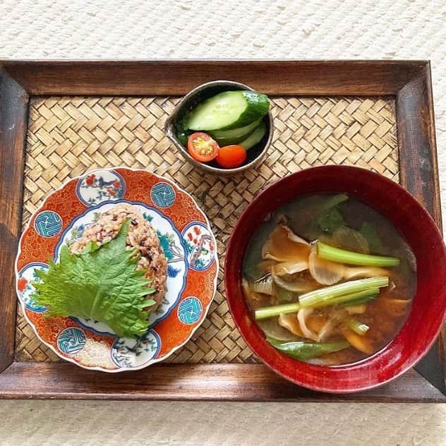なでしこ健康生活さんのインスタグラム写真 - (なでしこ健康生活Instagram)「Repost from @annaprunacao   最近、旦那さんも玄米を食べるようになりました🍚  私はやはりこの玄米✖️お味噌汁✖️お漬物が最高に好きなトリオだと改めて思う今日この頃✨✨✨  玄米を美味しくいただくメニューを思案中です❗️  #おむすび  #おにぎり #yaotomi さんの玉ねぎは甘い #無農薬野菜  #有機野菜 #朝ごはん  #breakfast  #自然が一番  #アラフィフ  #長生き味噌汁  #なでしこ健康生活  #オーガニック #organic #natural #ナチュラルライフ #ナチュラルビューティー #一汁一菜  #お味噌汁 #腸活 #happy #今日も元気だごはんがうまい #地元ごはん #フィトセラピー #メディカルフィトアドバイザー #植物療法士 #フィトライフごはん #魔女ごはん  #自分を幸せにしてあげるんだ  #ウニヒピリ の名前はちびかおり」8月4日 3時58分 - nadeshiko_healthy_life
