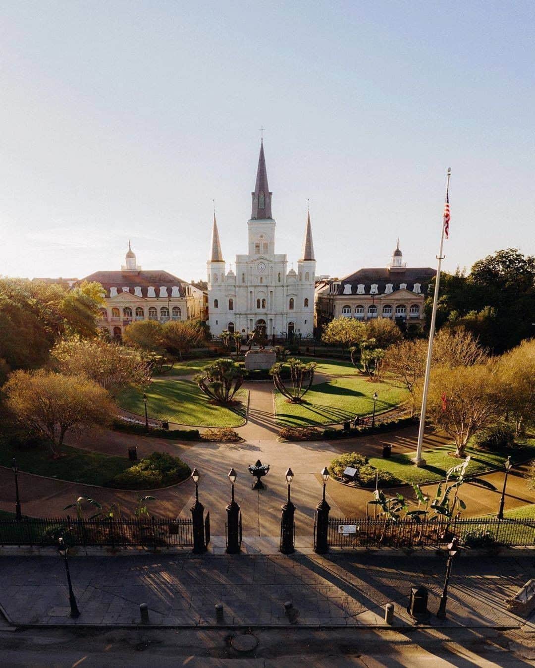 Visit The USAさんのインスタグラム写真 - (Visit The USAInstagram)「Golden hour over Jackson Square shows off the beautiful architecture that you can find in New Orleans, Louisiana! Known as one of New Orleans' most recognizable landmarks, Jackson Square is a National Historic Landmark nestled in the center of the French Quarter. 📷: @ajgalecki #VisitTheUSA」8月4日 4時00分 - visittheusa
