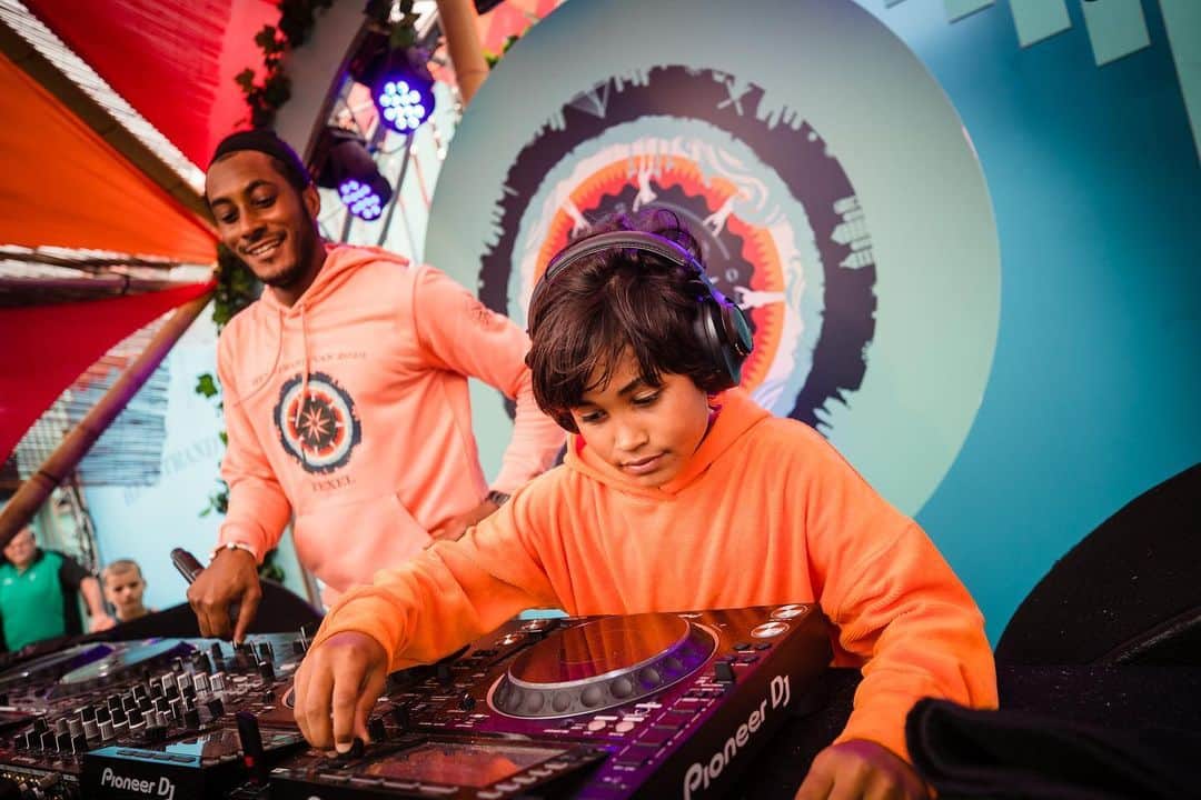 サネリー・ジェームズのインスタグラム：「“Dad can i bring my music? Maybe i can assist you since Ryan can’t make the show today”..... Well, he nailed it :) Proud! ♥️」