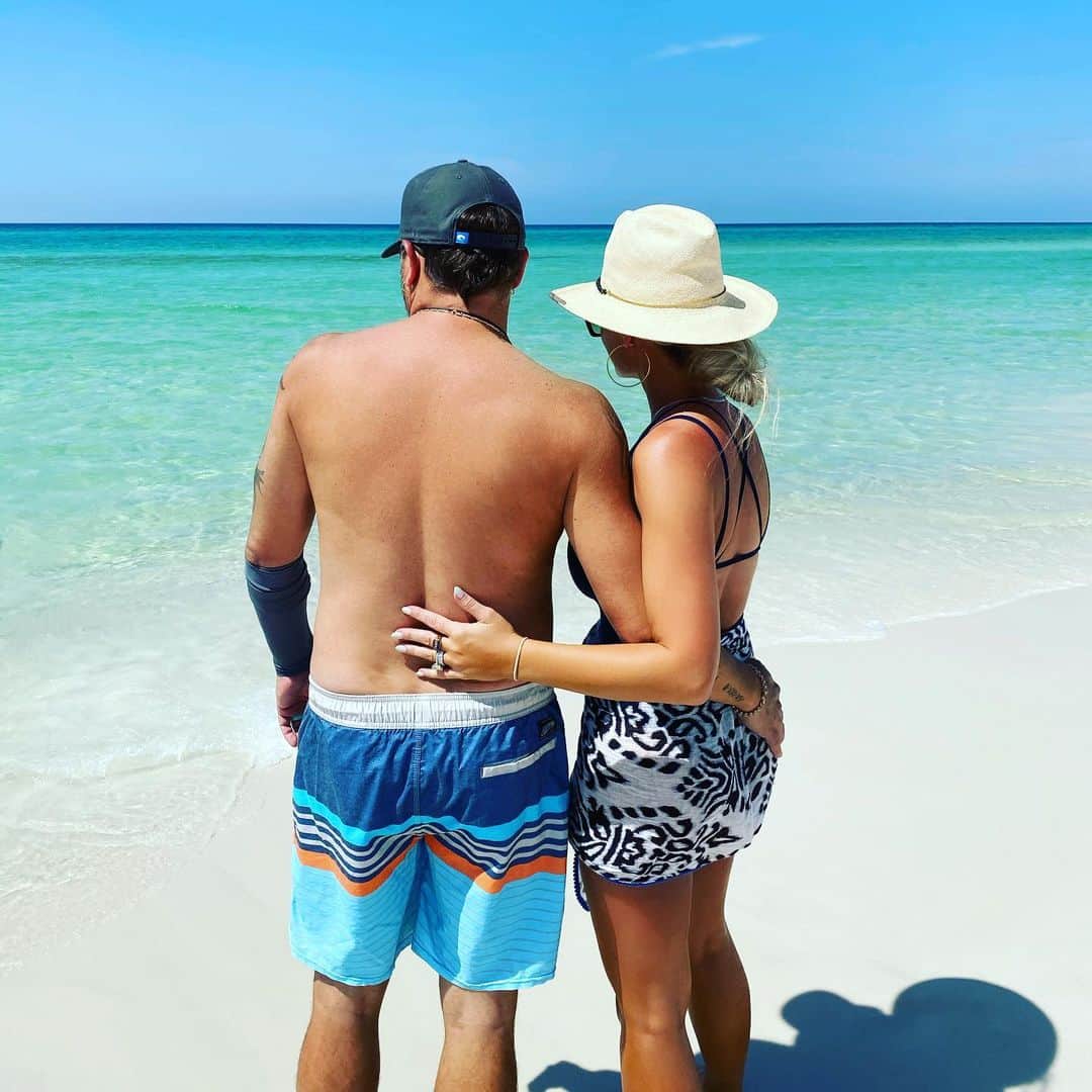 のインスタグラム：「My Happy Place with my baaabbaaayy🏝 @brittanyaldean」