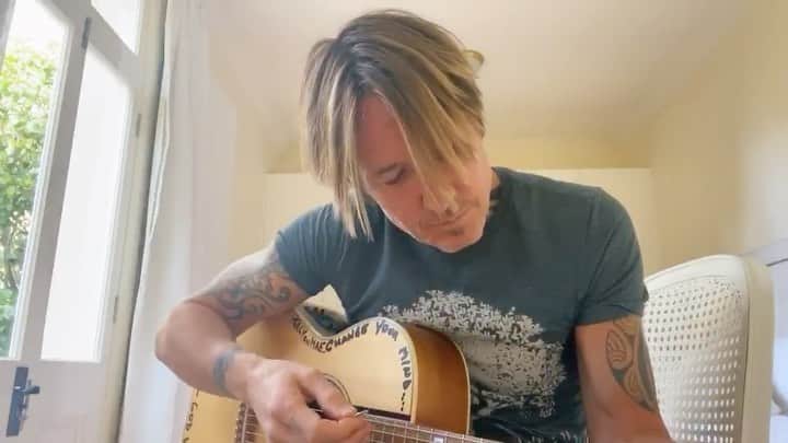 キース・アーバンのインスタグラム：「Hey Luke.... how much do ya MISS TOURING ?!!!」