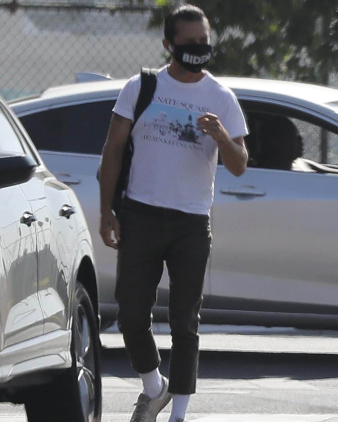 Just Jaredさんのインスタグラム写真 - (Just JaredInstagram)「Shia LaBeouf is showing his support for @joebiden by wearing his face mask! #ShiaLaBeouf Photos: Backgrid」8月4日 4時10分 - justjared