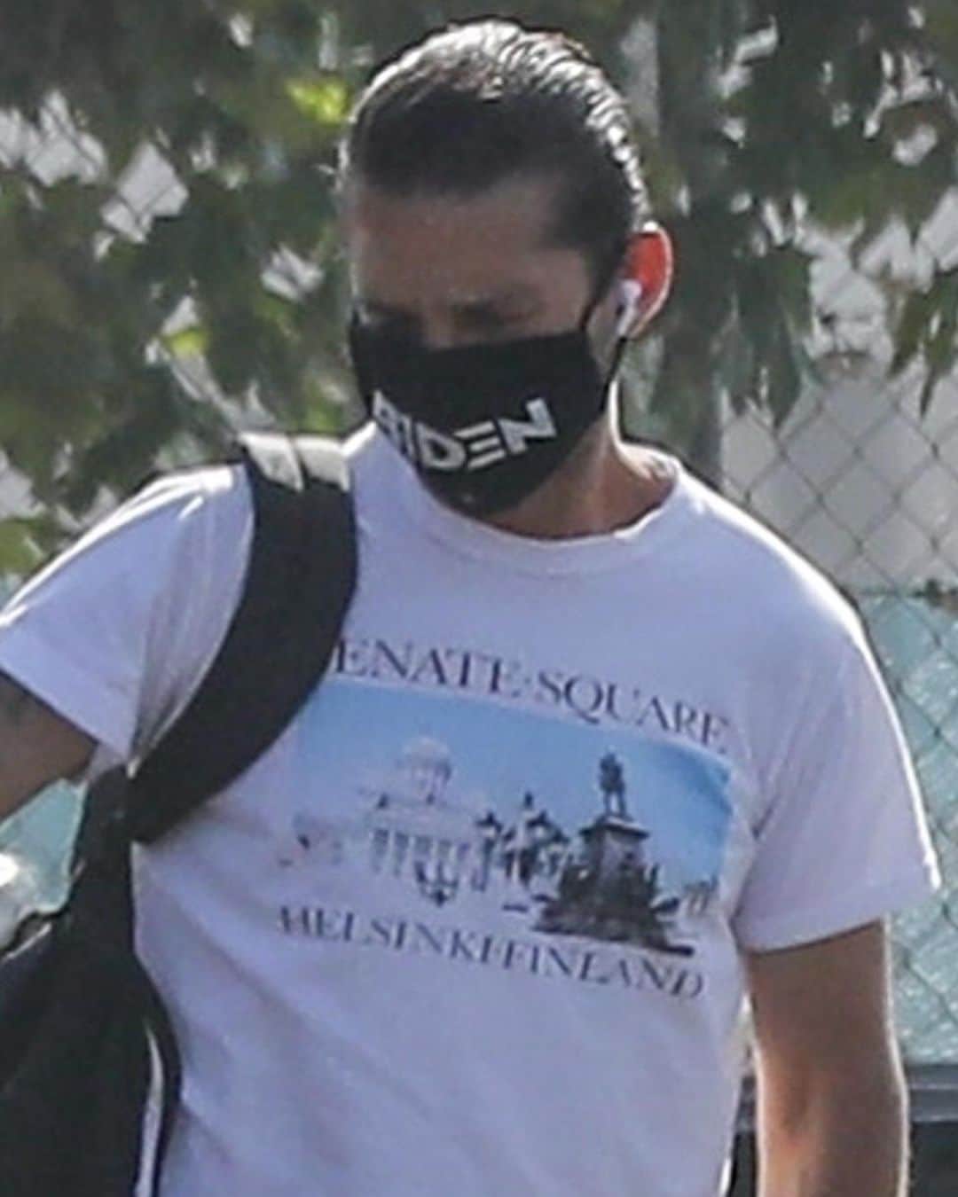 Just Jaredさんのインスタグラム写真 - (Just JaredInstagram)「Shia LaBeouf is showing his support for @joebiden by wearing his face mask! #ShiaLaBeouf Photos: Backgrid」8月4日 4時10分 - justjared
