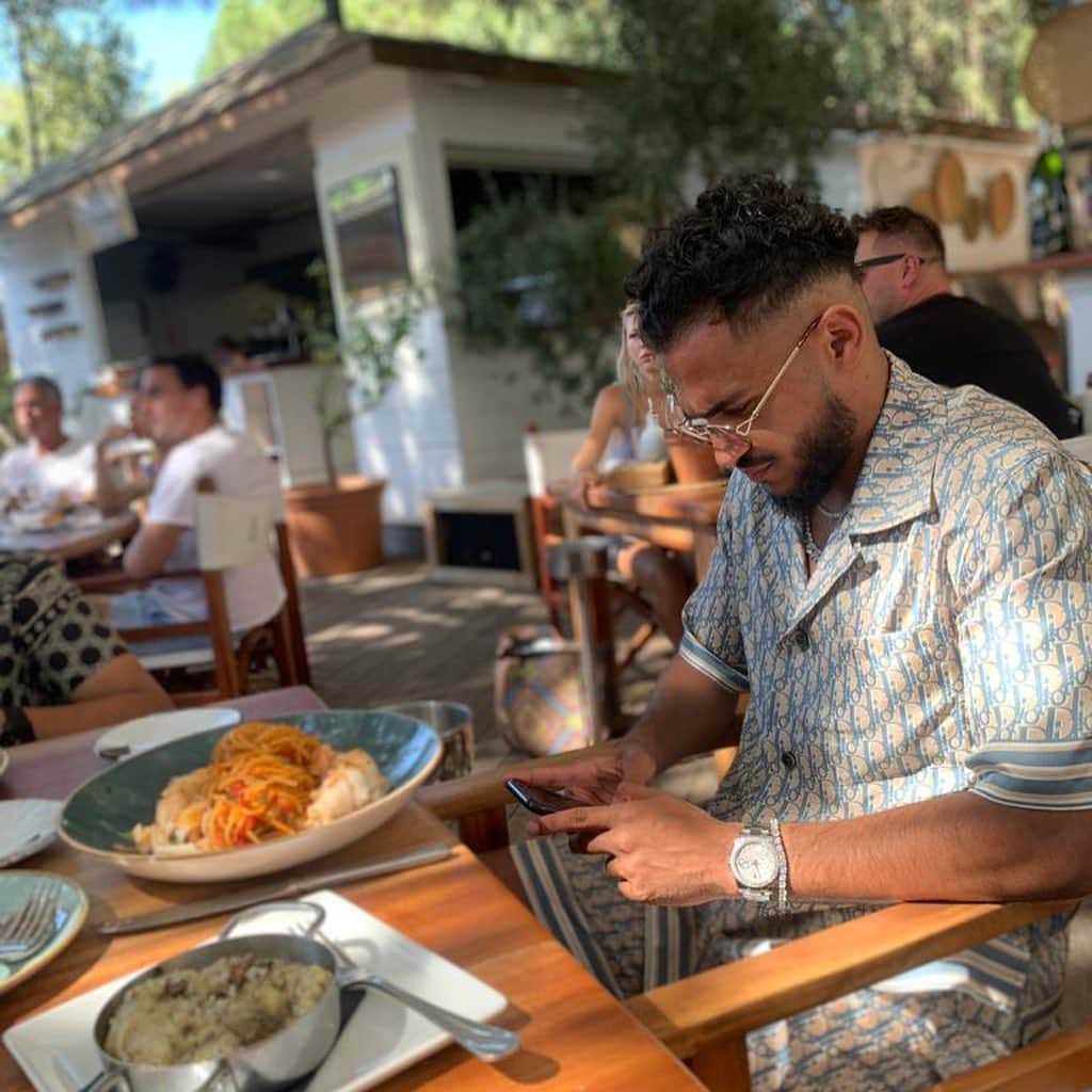 ソフィアン・ブファルのインスタグラム：「Chilling ☀️😎」