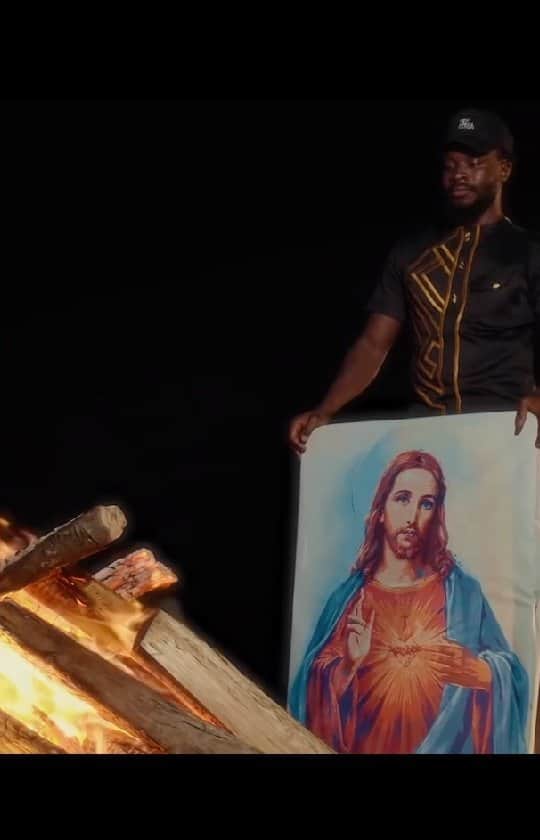 Fuse ODGのインスタグラム：「This one is a Prayer 🙏🏿 #Libation. Putting this up for FREE DOWNLOAD coz I love u like that (check bio)  Black People will never have a truly successful Economic or Political Boycott in this world until we have a successful Boycott in the Spirit!🔥🙏🏿  Repost the video on your stories. Add your countries Flag so we can stand in solidarity Globally and @ the following:   If you are in Ghana: @nakufoaddo  Everywhere Else:  @justinwelby @thechurchofengland @franciscus (The Pope)  Let's use this as an opportunity to open up debate and create real change.   “Prejudice is the emotional commitment to Ignorance”  Some of you wont have to think twice about sharing this post as you have already decided to walk in the truth.  Some of you are too emotionally committed to the Lie that you will never be free.  For those of you who are stuck on the fence. Please know the information I have shared over the past few weeks has been for you. If you are still not sure go back and check, Do your own research and educate yourself as quickly as possible. People are dying everyday due to racism so time is not a luxury. No one can blame you for what you don’t know is wrong but if you are reading this you no longer have that excuse.  We need to make a choice, are we more concerned about not offending people, than we are about pulling up the power structures that have caused the death of millions around the world to this day and counting.  Many are called…few are chosen  #NewAfricaNation #TINA #Boycott4Justice #NowhiteJesus #KnowJesus」