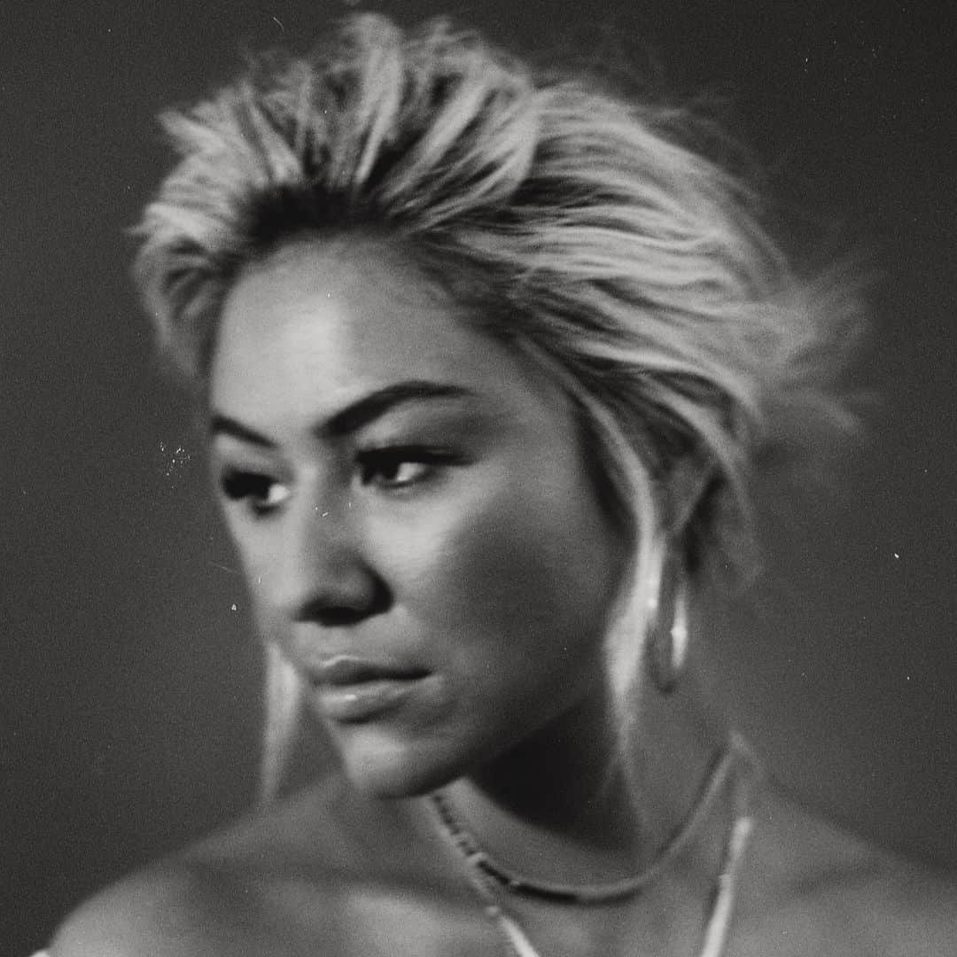 Mali-Koa Hoodのインスタグラム：「Friday at 5:30pm UK time, I’m going to be chatting with 1883 Magazine on their IG live about my new music! Will be taking all your questions, so be sure to send them in to @1883magazine beforehand and I’ll see you there 🌍 Drop a flag and let me know where you’ll be listening from and what time it lands on for you 🌟🌟🌟 Hopefully I won’t get questions like “who hurt you?” like from my MBY Q&A LOL (good one though)」