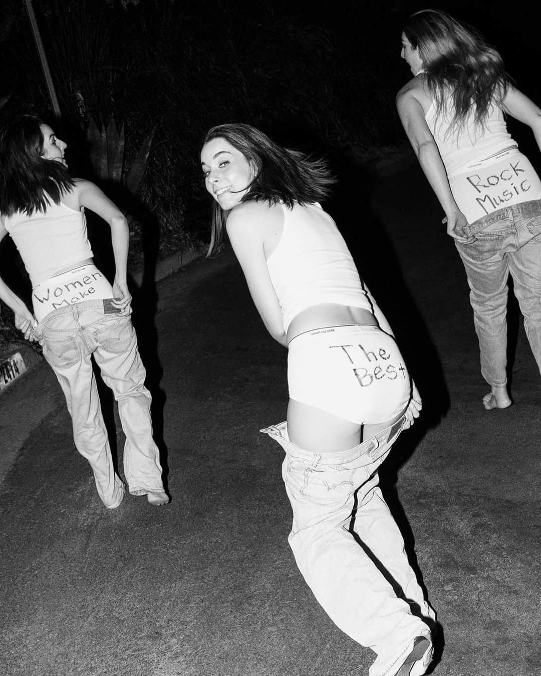 ハイムさんのインスタグラム写真 - (ハイムInstagram)「read our ass !! should these be our new tour costumes? pre sale for UK tour on Wednesday general onsale this Friday」8月4日 4時39分 - haimtheband