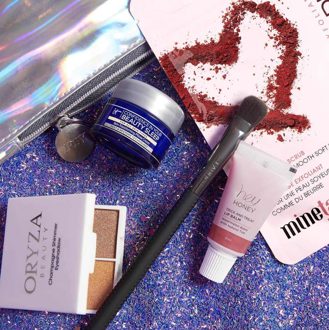 ipsyさんのインスタグラム写真 - (ipsyInstagram)「What's your glow-to: Hydrating skincare, shimmery eyeshadow, or both?  #IPSY #IPSYFutureYou  Products Here: @heyhoney Trick & Treat Watermelon Lip Balm @itcosmetics Confidence In Your Beauty Sleep Night Cream @larucebeauty LR119 Shadow Brush @minetanbodyskin Exfoliating Coffee Scrub @oryzabeauty Eye Palette in Camo Shimmer」8月4日 4時36分 - ipsy