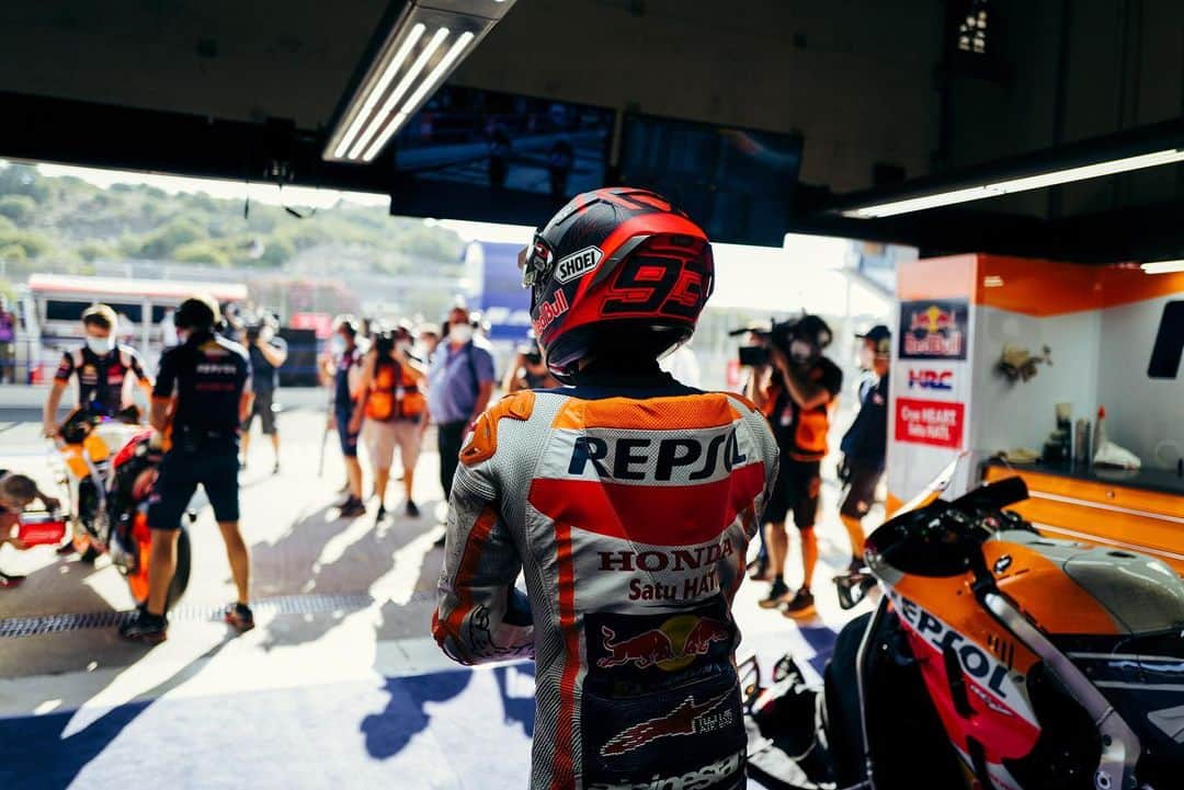 レプソル・ホンダのインスタグラム：「Damage to the plate fitted to his repaired right humerus has seen @MarcMarquez93 return to the operating room in Barcelona.  It was another successful operation for the World Champion who is now recovering in hospital.」