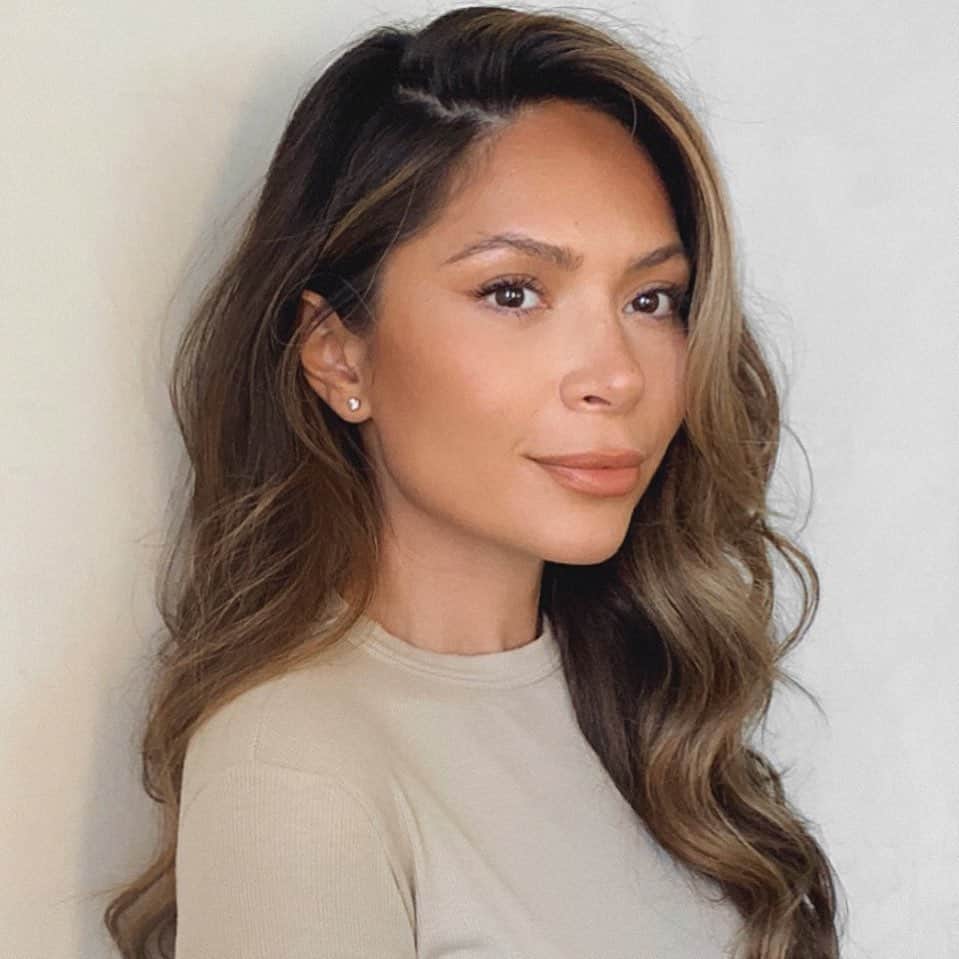 Marianna Hewittのインスタグラム：「The classic and all-time favorite @lauramercier translucent setting powder is now available in honey 🍯 It’s the same formula you know and love, but made for medium skin tones #ad」