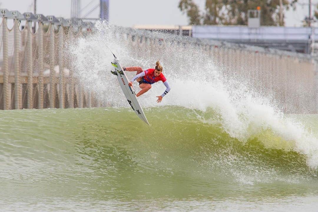 レイキー・ピーターソンのインスタグラム：「Dusting off the cobwebs and putting back on the jersey this weekend! Super excited to compete again! The event will be a men and women’s teams style contest at the Surf Ranch. Stay tuned to find the teams soon @wsl  photo- @badboyryry_」