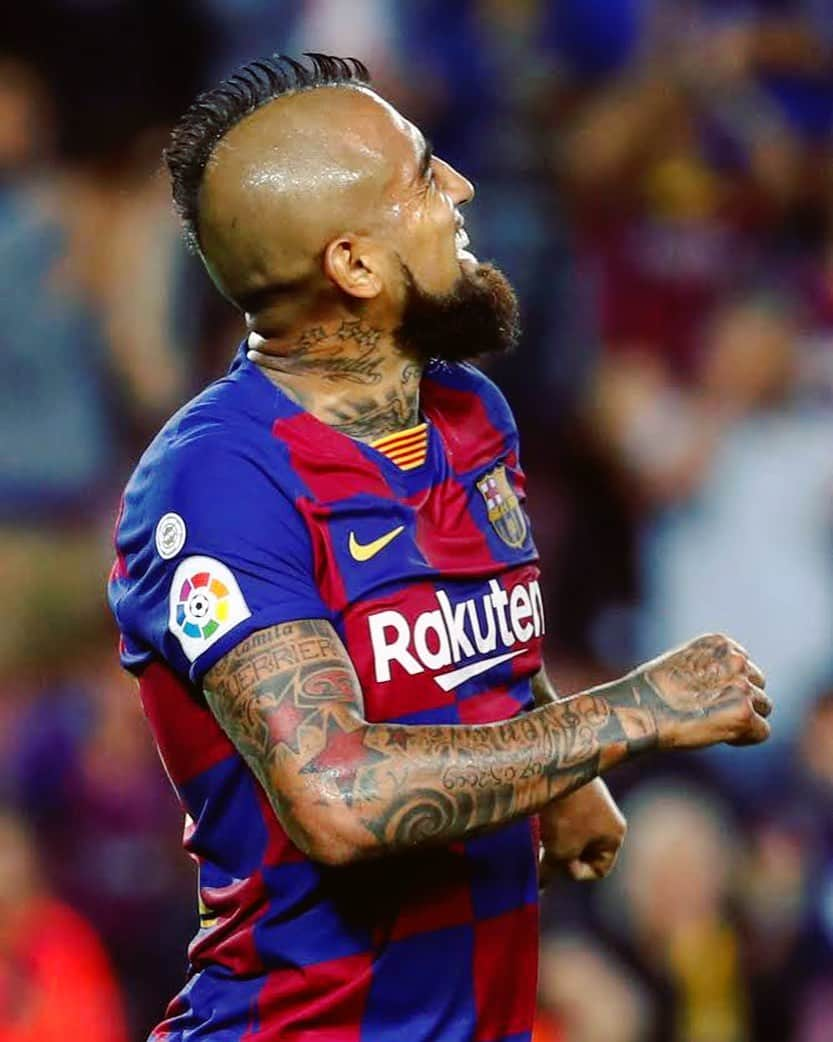 LFPさんのインスタグラム写真 - (LFPInstagram)「Happy @kingarturo23oficial! 😆 • #King #Vidal #Barça #LaLiga #LaLigaSantander」8月4日 5時04分 - laliga