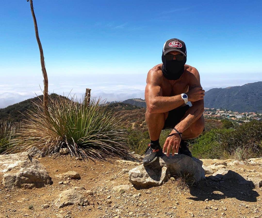 のインスタグラム：「running above the clouds.  marine layer hanging just over coast all morning. such a sight」