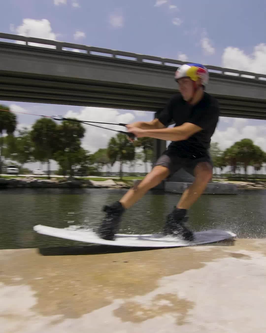 レッドブルのインスタグラム：「@guentheroka turning bridges into his personal playground ⁣ ⁣ 🎥: @erikruck ⁣ #wake #wakeboarding #watersports #redbull #givesyouwings」