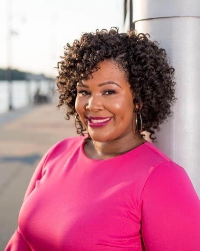 Grace Bonneyのインスタグラム：「Hi there! We are Stacy and Nicole... two busy moms trying to raise babies and grow our businesses while keeping our mental health in tact.  . . Stacy Crawley @stacyscrawley is a mom empowerment coach and motivational speaker. She empowers and equips millennial moms with the tools to ditch the overwhelm and reclaim their happiness while raising a family. Through her own personal experiences, she is super excited to pour into other moms and help them to build confidence and boldly tackle the challenges of motherhood while creating harmony in their lives and making themselves a priority. She is also the proud CEO of Ignite Her Purpose, LLC. . . And Nicole Reid @homeonpoplarcreek is owner of Poplar Creek Interiors, a Interior Decor company focusing on creating warm and welcoming homes for families. Nicole works with her clients virtually which allows her to work with families across the country. In addition to helping families, Nicole also runs a home design blog and online storefront selling home decor accessories.  . . We feel so blessed to be able to share this space with each other. We’ve been best friends for 17 years, and have shared this journey together. We can’t wait to share our very heartfelt and candid conversation about mental health, motherhood and entrepreneurship with you!」