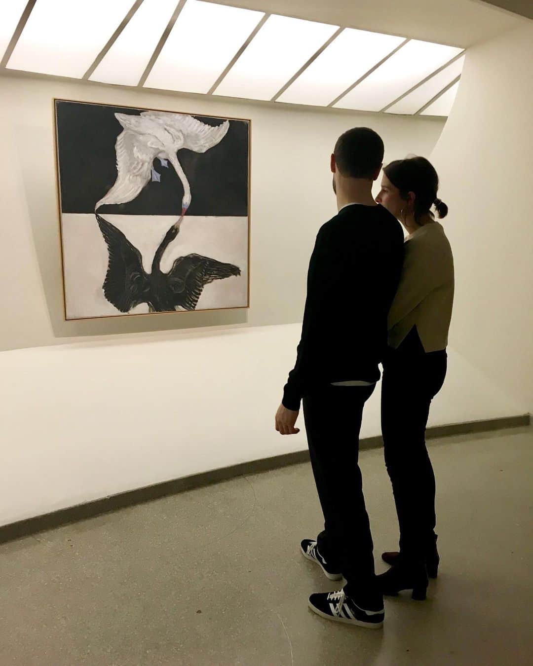 ケンゾーミナミのインスタグラム：「A couple matching to @hilmaafklintofficial painting “Group IX/SUW, The Swan, No.1” @guggenheim on Feb 26th 2019 7:12 PM.   I miss museums. . #hilmaafklint」