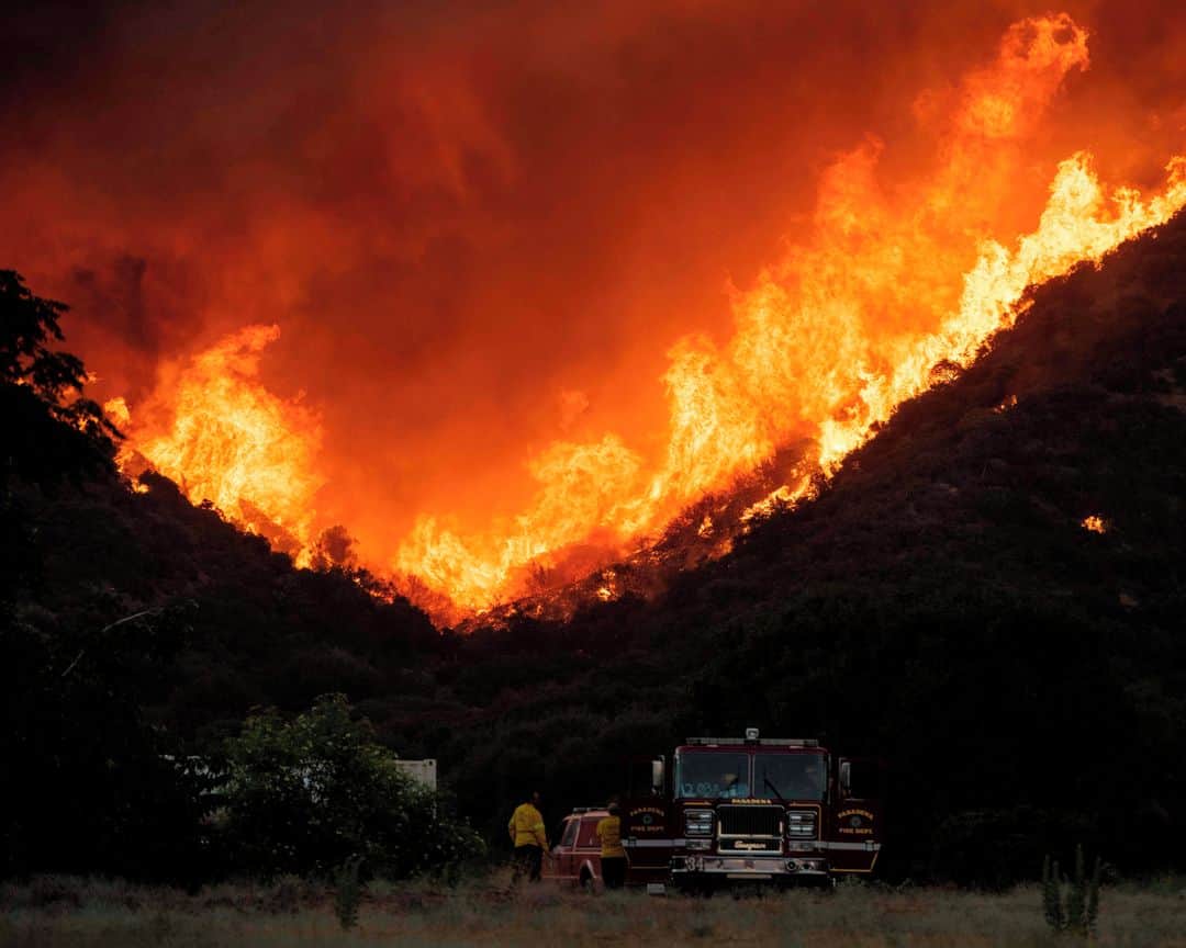 ルモンドさんのインスタグラム写真 - (ルモンドInstagram)「Depuis vendredi, l’« Apple Fire » consume la Cherry Valley, à une centaine de kilomètres à l’est de Los Angeles. L’incendie, provoqué par les hautes températures et nourri par la dense végétation, a déjà détruit plus de 6 000 hectares dans la Cherry Valley. Des milliers de pompiers luttent contre le feu, qui menace les habitants de San Bernardino.⁣ -⁣ 1 : Les pompiers regardent les flammes s'approcher d'une ligne ignifuge près d'une communauté résidentielle le 1er août.⁣ 2 : Les pompiers progressent pour couper les lignes d'incendie.⁣ 3 : Environ 2000 personnes ont reçu des ordres d'évacuation dans l'après midi du 1er août.⁣ 4 : Les équipes travaillent sur les points chauds restants près de Banning.⁣ 5 : L'eau d'un camion de pompiers crée un arc-en-ciel près des flammes alors que les pompiers continuent de combattre l'incendie.⁣ Photos : Josh Edelson (@joshedelsonphotography)⁣  - AFP (@afpphoto) /David McNew (@eye4light) - AFP / Ringo H.W. Chiu - AP (apnews) /⁣ -⁣ #international #USA #planete #incendie」8月4日 5時26分 - lemondefr
