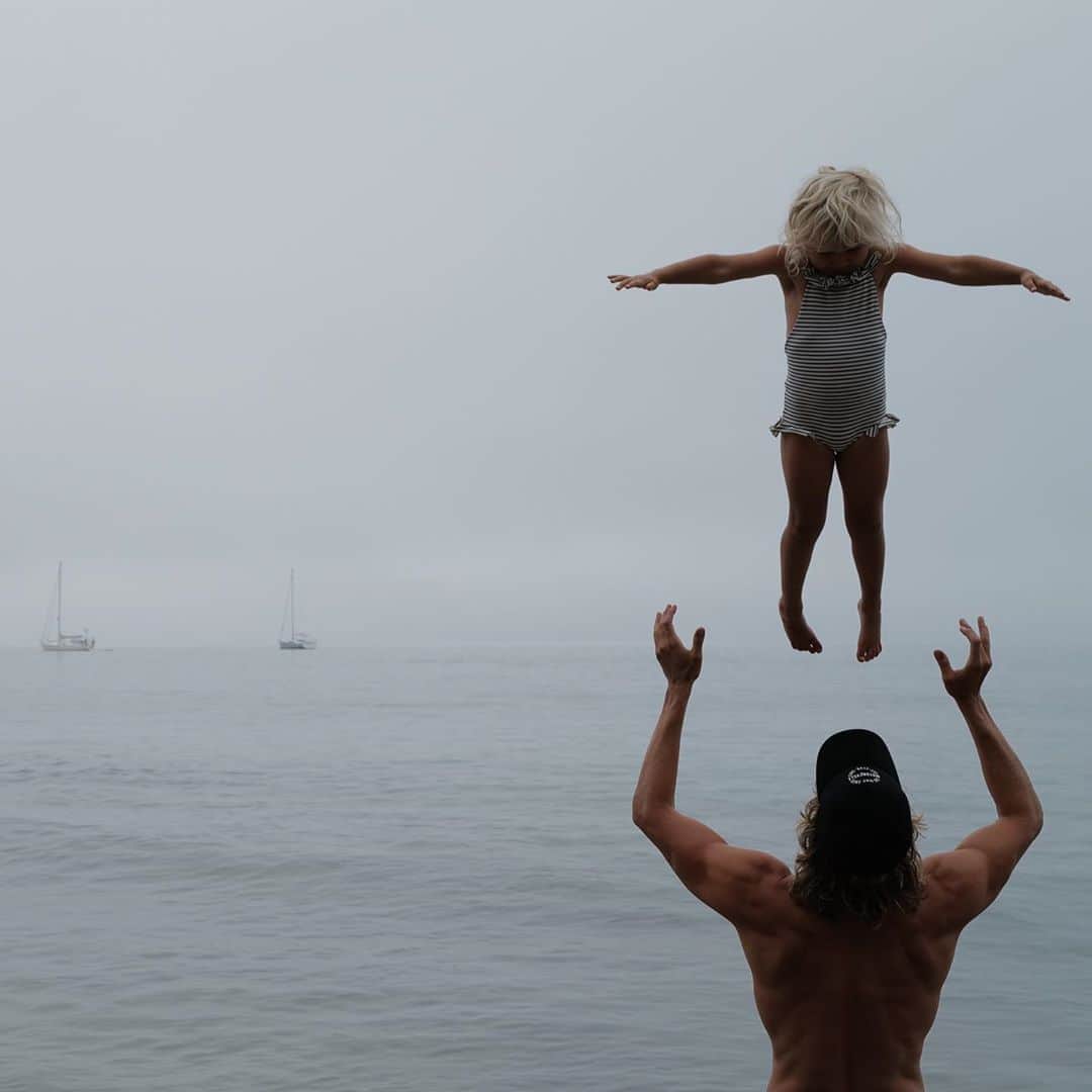 エリック・クリスチャン・オルセンのインスタグラム：「I see you @marthastewart48 with that smoke show #thirsttrap by the pool, and I raise you an ocean and a flying toddler.」