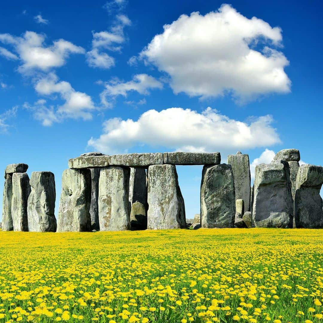 Lonely Planetのインスタグラム：「Has the mystery of Stonehenge finally been solved? Some new finds answer a lot of questions. Tap the link in our bio to find out.」